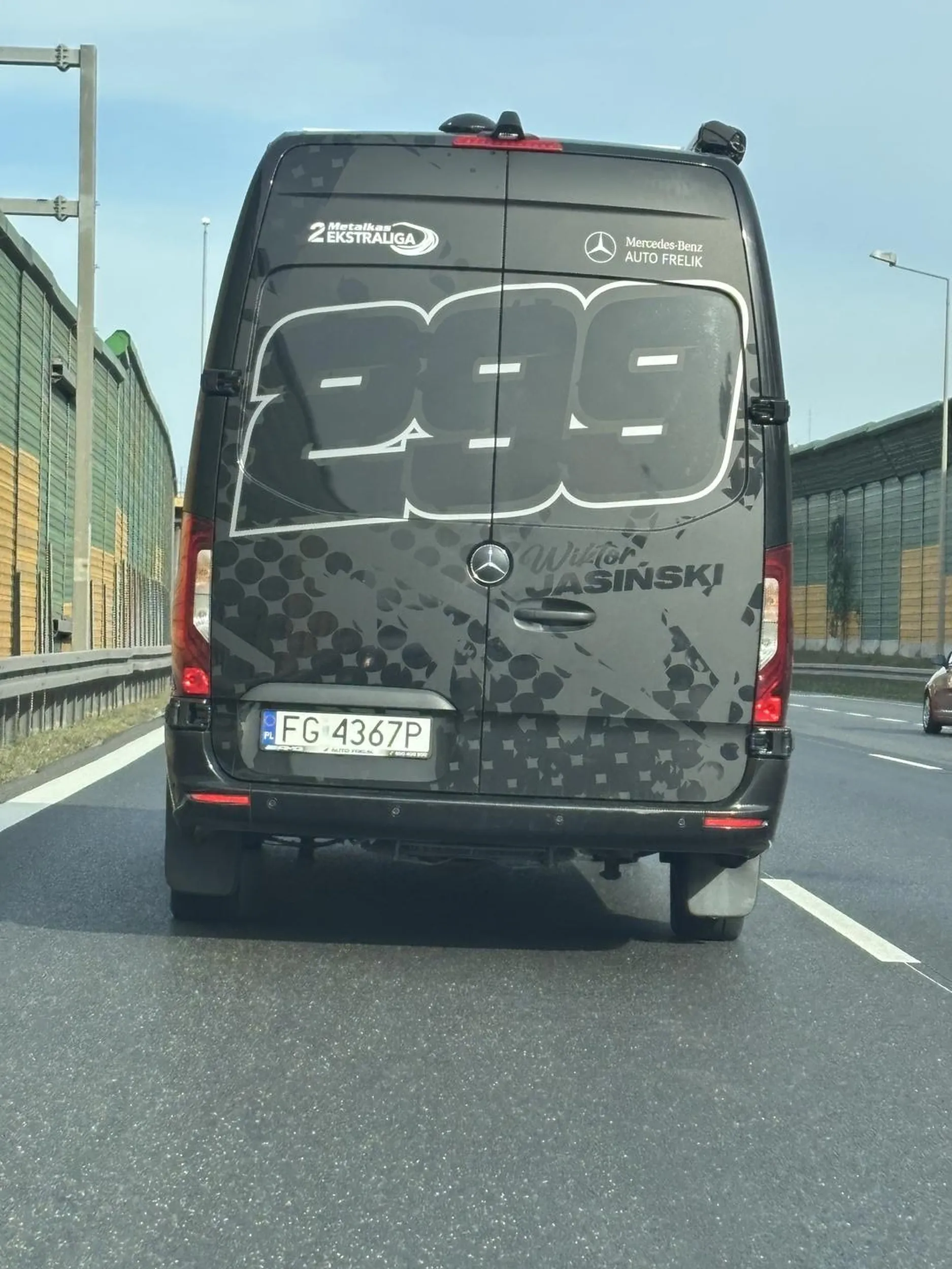 Wiktor ty parówo Litwińska lewy pas służy do wyprzedzania a nie ciągnięcia się. Ciągnie to twoja mamusia mi pałe .