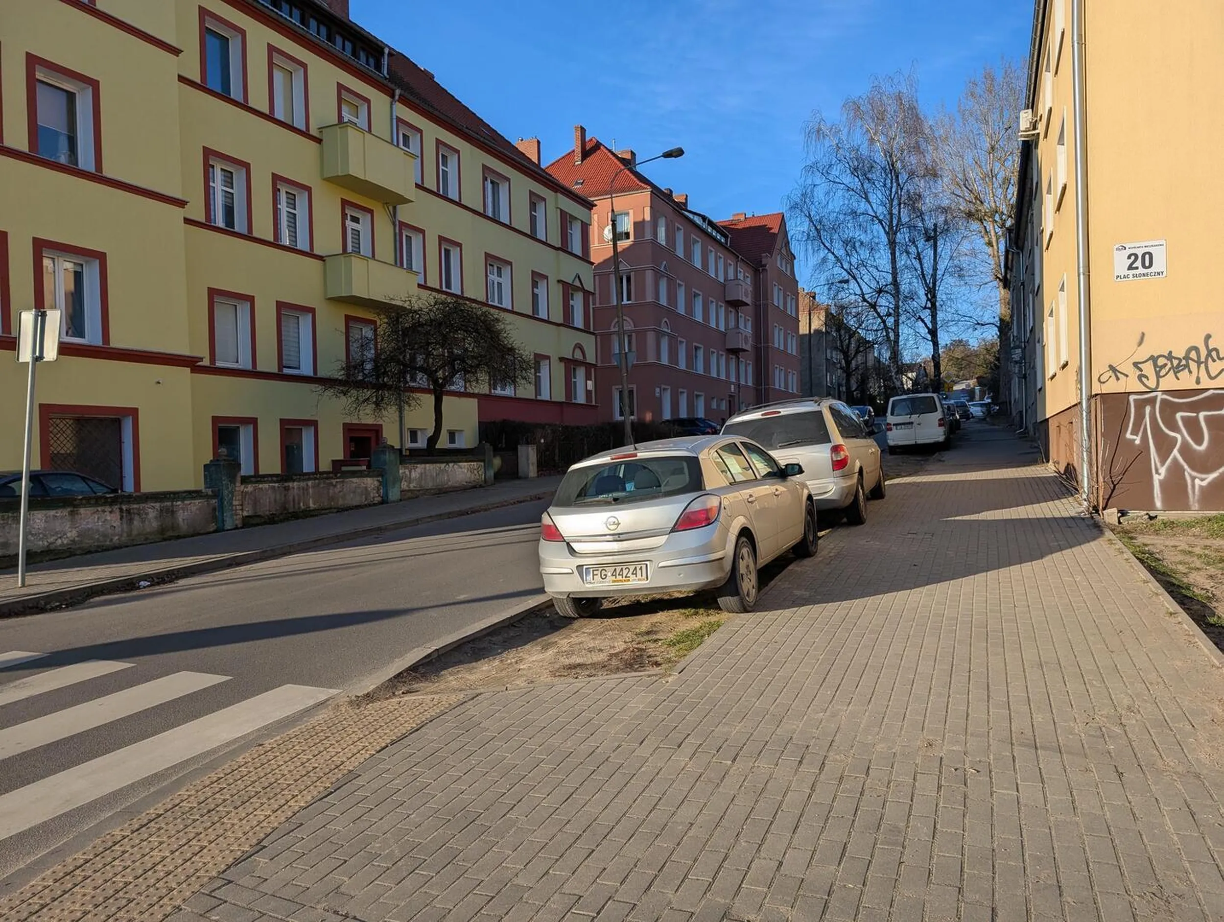 Jakie to szczęście że jesteś przezroczysty i widać za Tobą pieszych i auta