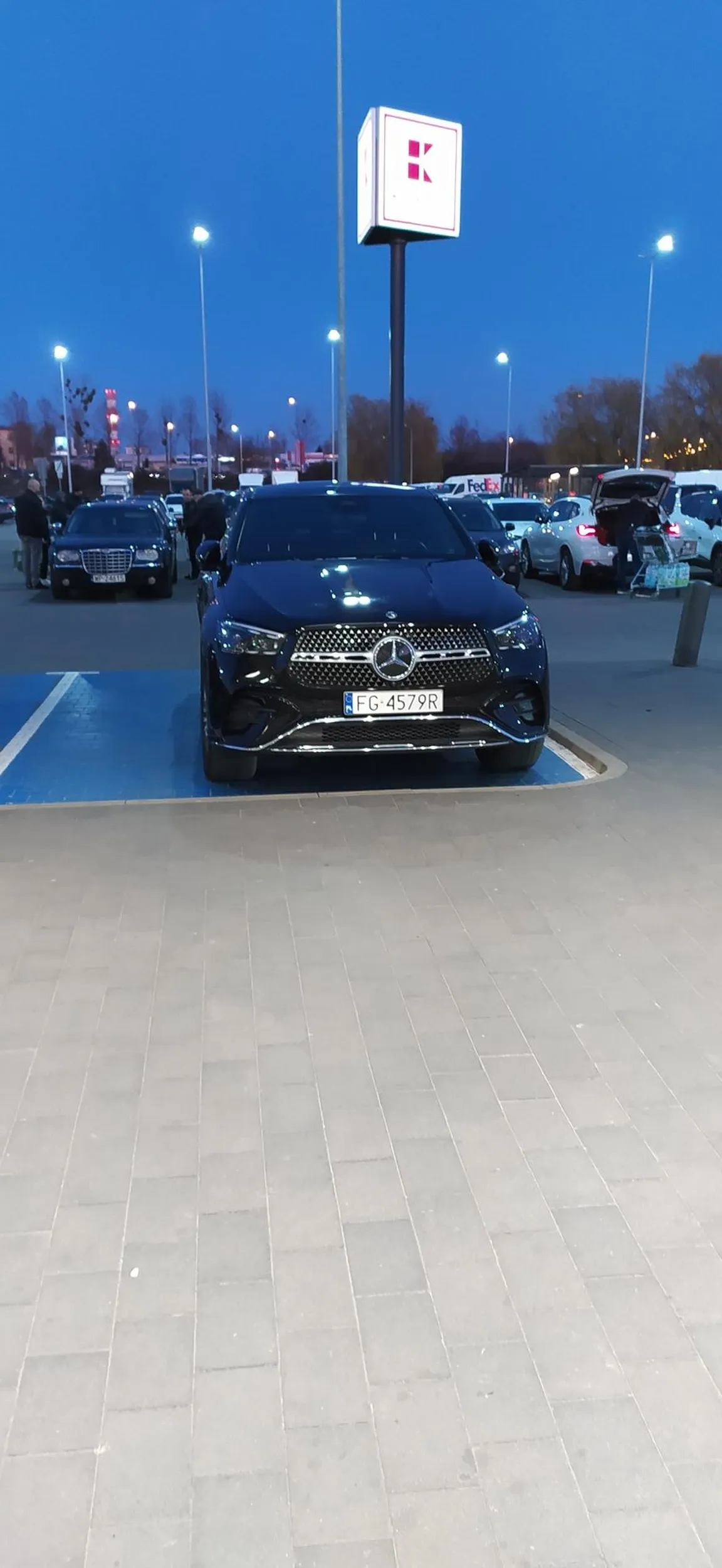 Kaleka umysłowa. Tak zaparkowała w Szczecinie pod marketem. Żebyś spierdolino poczuła jak to być inwalidą.