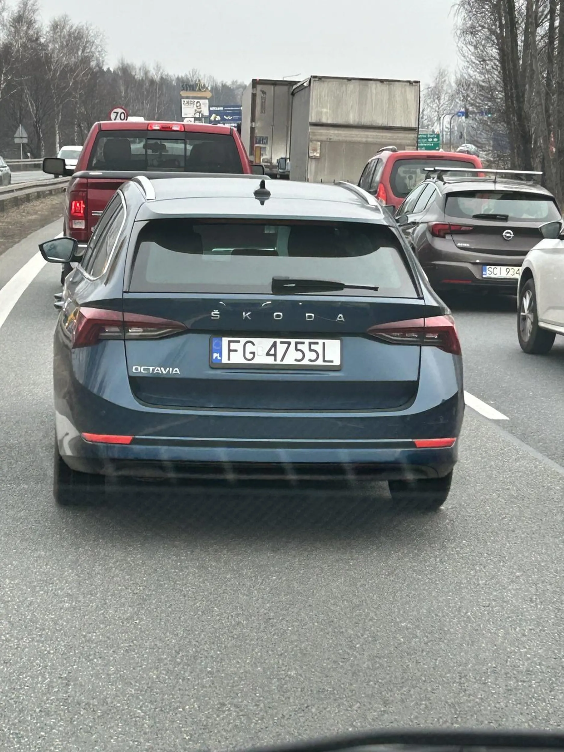 Koleś prawdopodobnie w służbowej skodzie, doprowadził do zajechania drogi trzeba było uciekać na pas zieleni, i uciekł