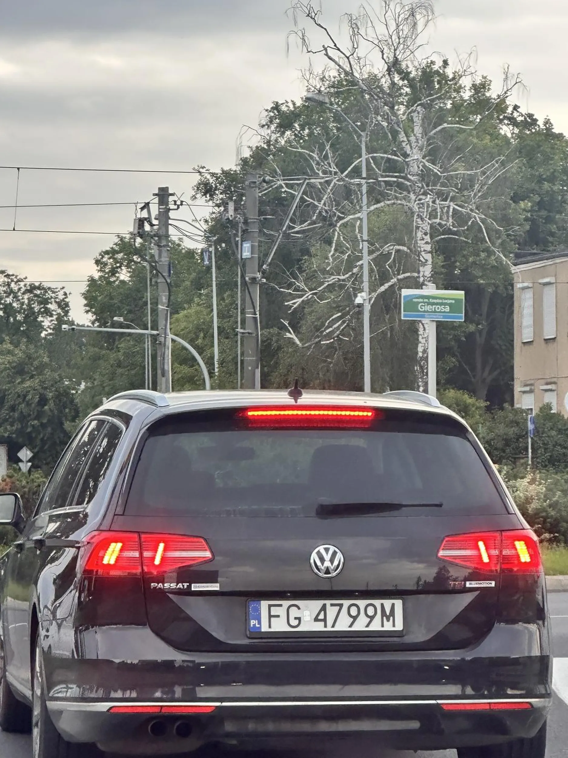 Tragiczny kierowca. Wymusza pierwszeństwo. Zmienia pas bez uprzedzenia kierunkowskazem i robi to na odległość lakieru. W nowoczesnych autach istnieje multum technologii, która po gwałtownym wjechaniu innego pojazdu przed maskę zatrzymuje samochód w celu uniknięcia zderzenia. To jest bardzo nieprzyjemne. Pomijając, że zachowanie „kierowcy” jest poniżej jakiejkolwiek godności człowieka! Wymusza pierwszeństwo i pokazuje zakazany znak środkowym palcem. Radzę zaczerpnąć dodatkowych godzin nauki jazdy i zapoznanie się z nowoczesną technologią aut. A palec można sobie wsadzić w ucho żeby nie kusił więcej na drodze. Kierowcę uważam, za tragicznego