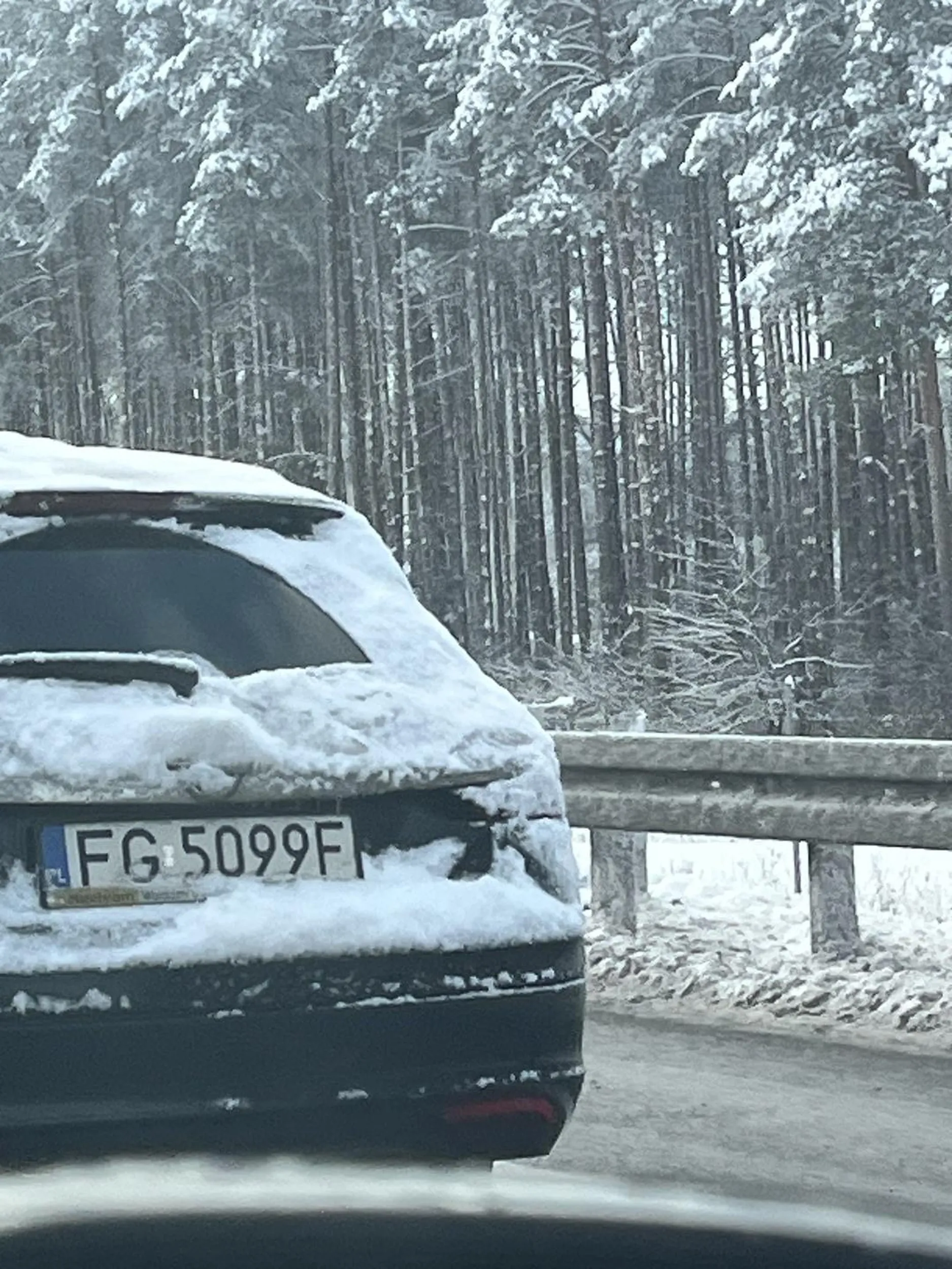 Nie odśnieża auta, sprawia zagrożenie na drodze S3 na Gorzów Wielkopolski. Polecam zaopatrzeć się w zmiotkę. Nieodpowiedzialne zachowanie