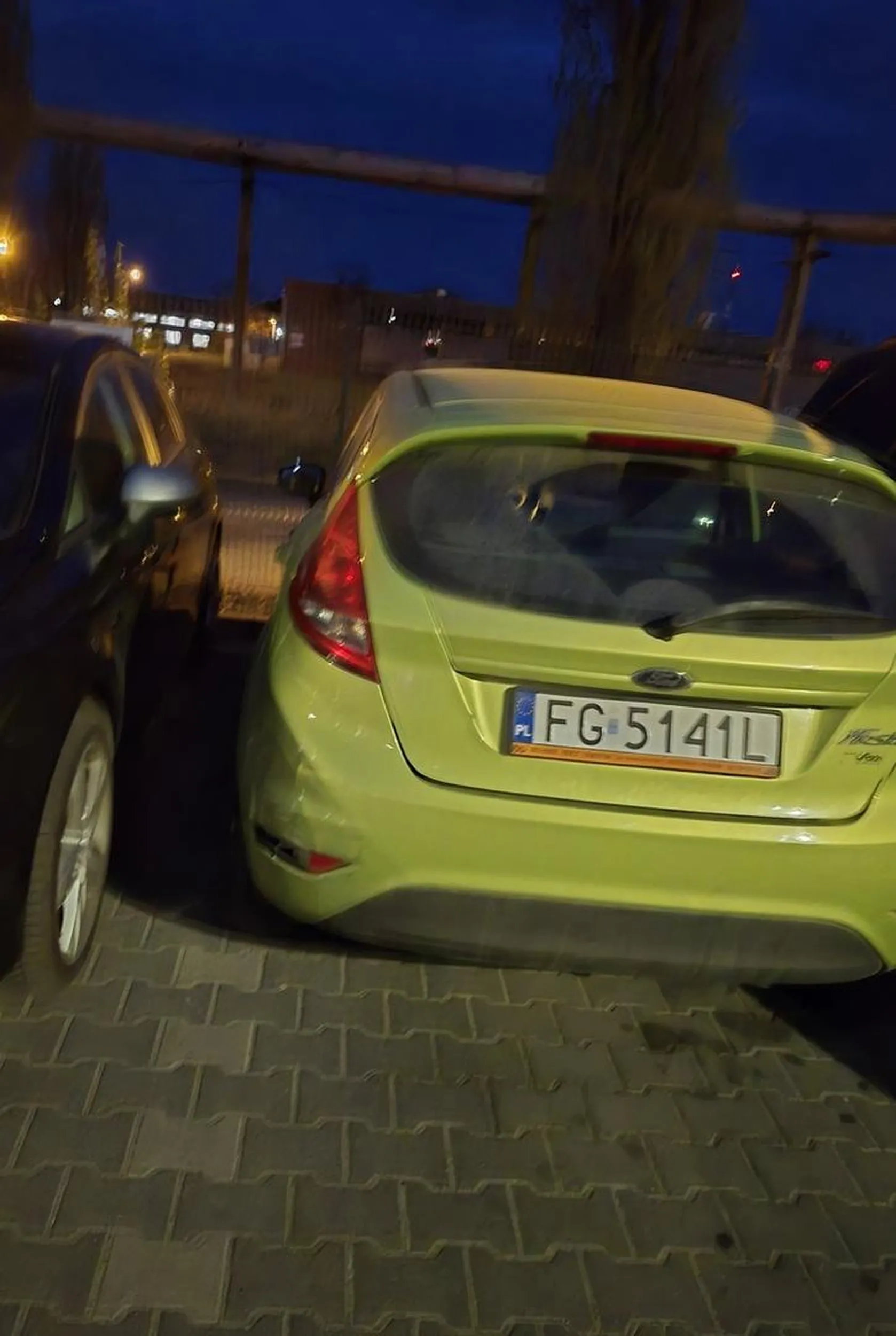 Kierowca pomimo wolnego miejsca z prawej strony wolał, zablokować sobie wyjścia oraz wejście do sąsiedniego auta. Polecam nauczyć się parkować na pustym parkingu