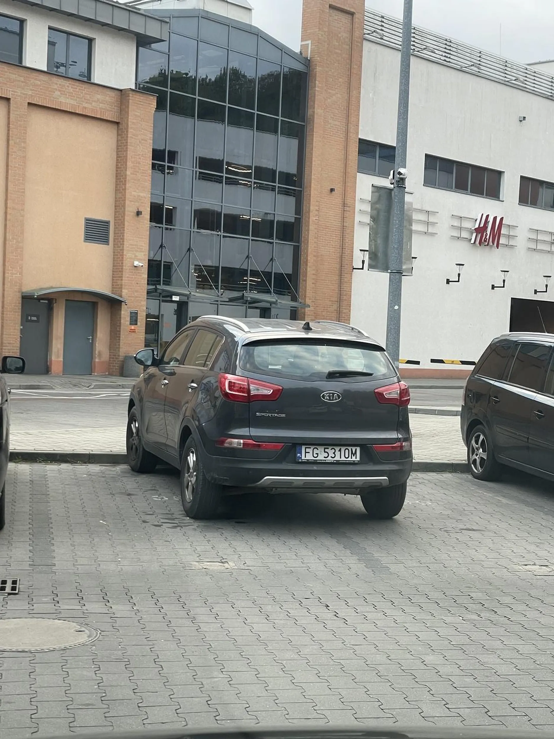 Naucz się parkować, kto normalny staje na 2 całych miejscach