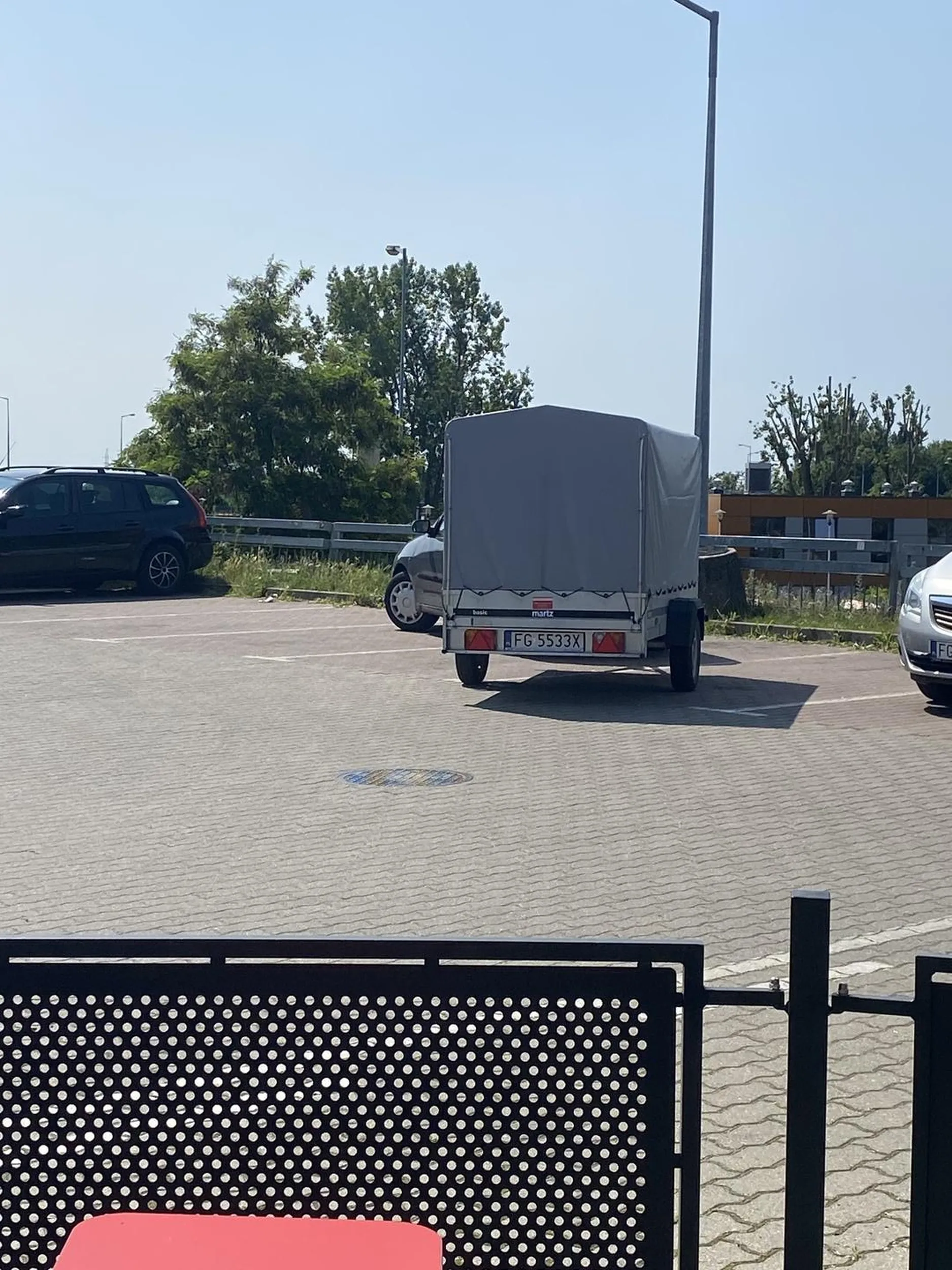 Staje na 3 miejscach parkingowych