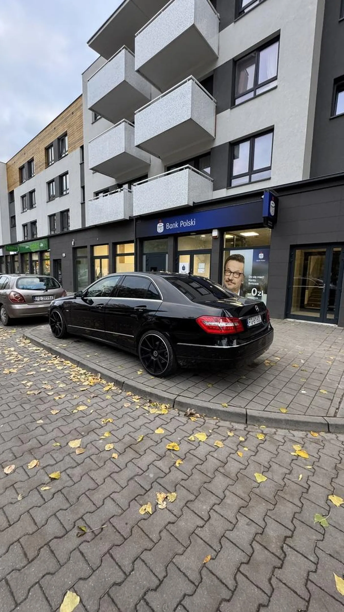 Masz Mercedesa, możesz parkować na chodniku, ale to smutne