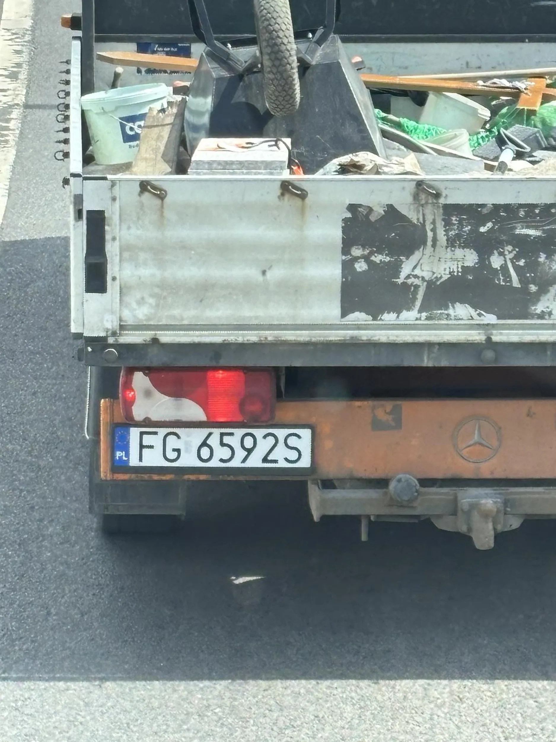 Nie pozdrawiam kierowcy a tym bardziej pasażera wracałem ciężarówką przez dk24 w kierunku Skwierzyny kierowca tego złoma jechał 60 przy ograniczeniu do 90 gdy zbliżałem się do niego i chciałem wyprzedzić kierowca przyspieszał i tak sytuacja zdarzyła się kilka razy. W zabudowanym specjalnie jechał 30 na godzinę po tym jak użyłem klaksonu ponieważ stał na zielonym i szukał czegoś po między nogami rozumiem że pracują po 8 godzin i mają wszystko gdzieś ale mnie gonił czas na tachografie żeby zjechać do domu po tygodniu w trasie następne światła zatrzymaliśmy się ponownie na czerwonym i pasażer wyciągnął głowę przez okno i wymachiwał rękoma w moją stronę na koniec pokazał środkowy palec i zadowoleni jechali dalej 30 km/h mam nadzieję że przemyślicie swoje zachowanie