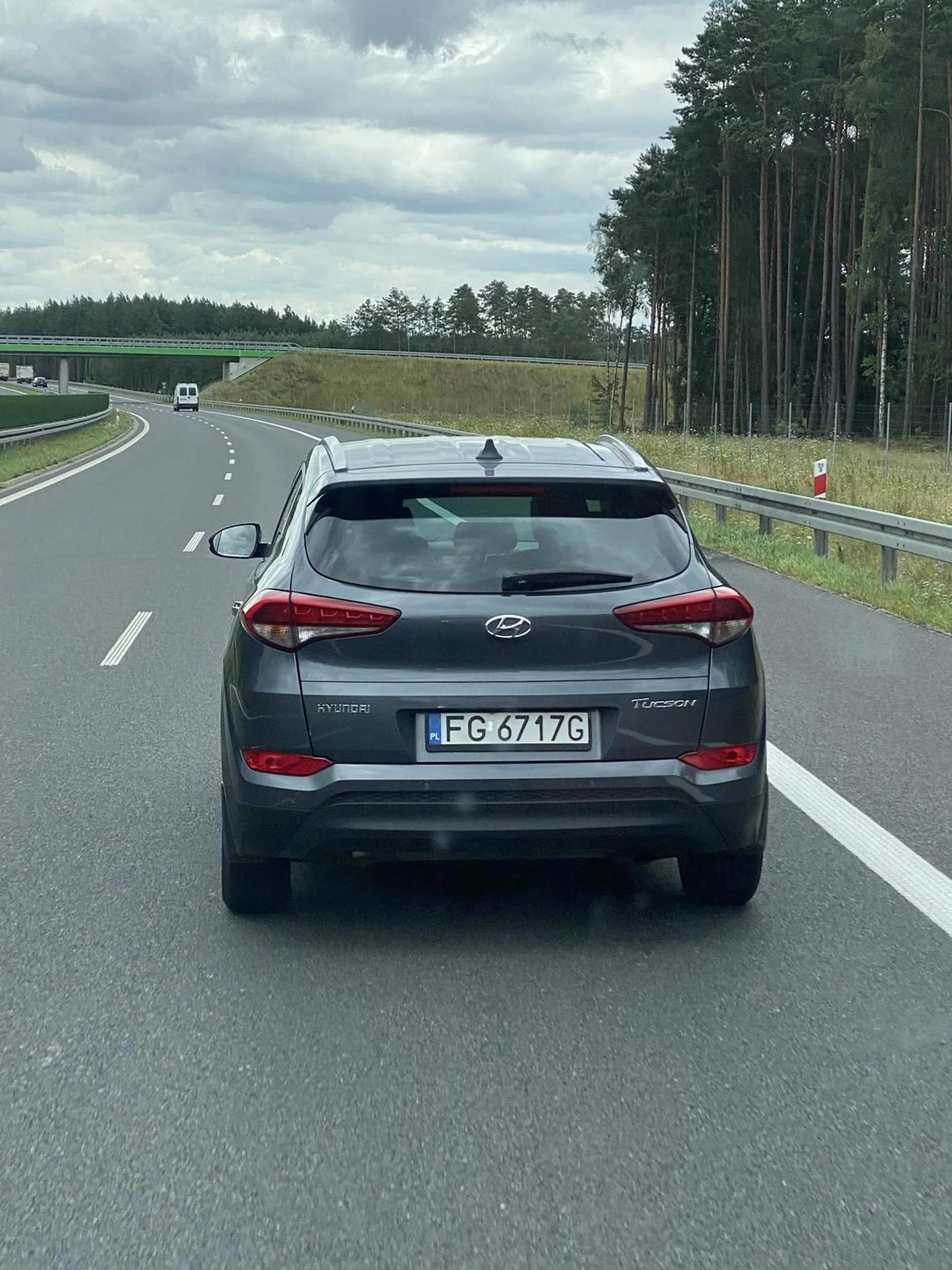 gościa doganiają ciężarówki na autostradzie, ale nie pozwoli się wyprzedzić