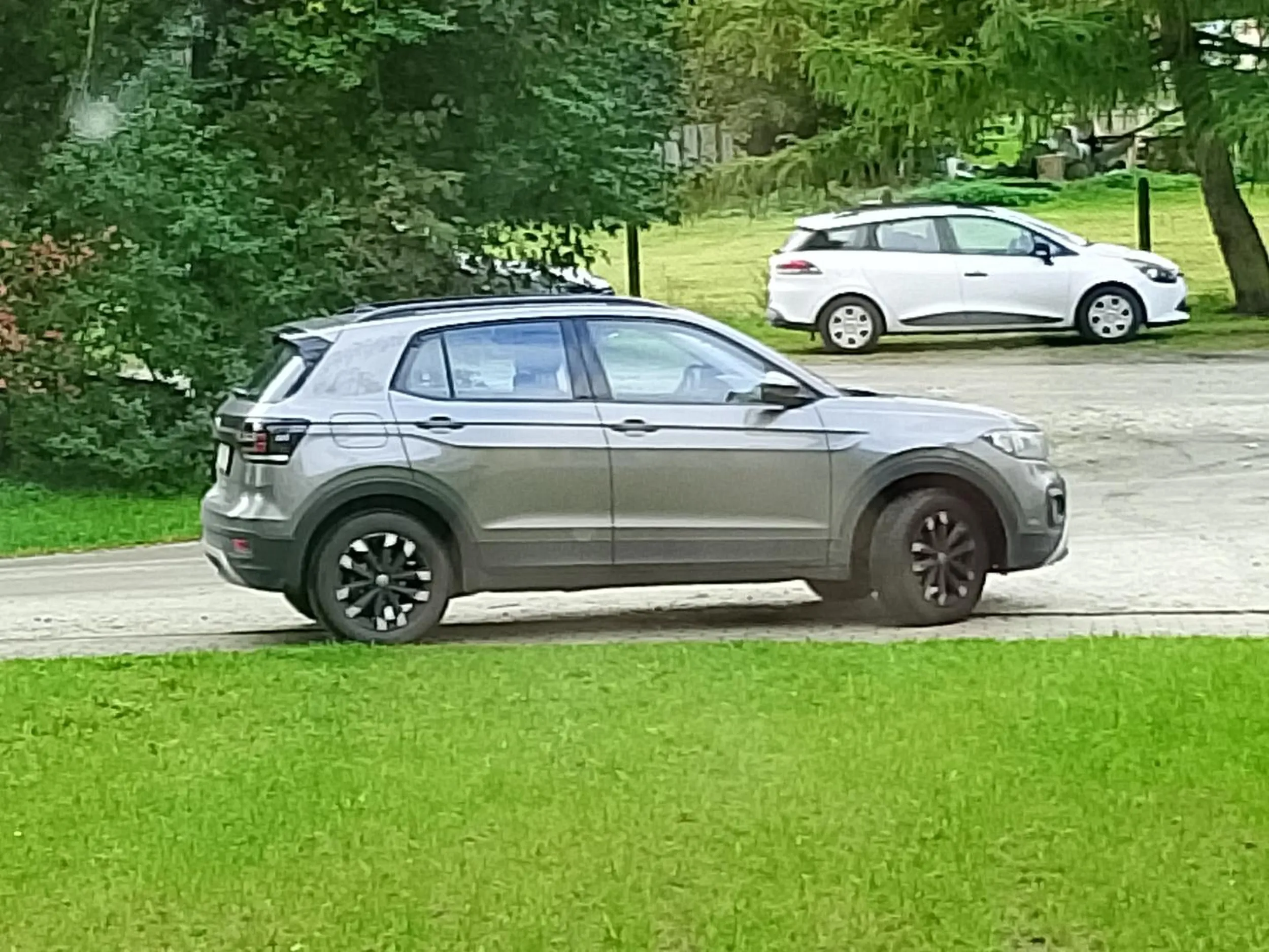 Nie umie parkować zamiast na miejscu parkingowym to na chodniku pozdrawiam