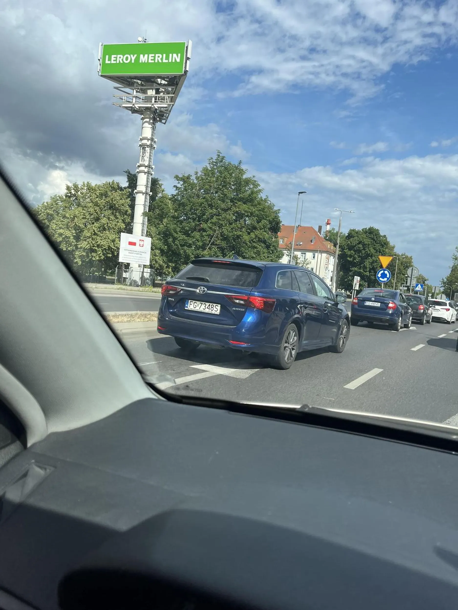 Pani, która bez kierunkowskazów gwałtownie zmienia pasy, nie potrafi poprawnie zjechać z ronda, zajeżdża innym drogę. Hamuje nagle przed maską, a potem okazuje się, że całą drogę patrzy w telefon. Jeśli następnym razem znów gwałtownie zahamuje Pani przed moim autem — nie zamierzam  unikać kolizji, tylko wjadę prosto w tył Pani samochodu.