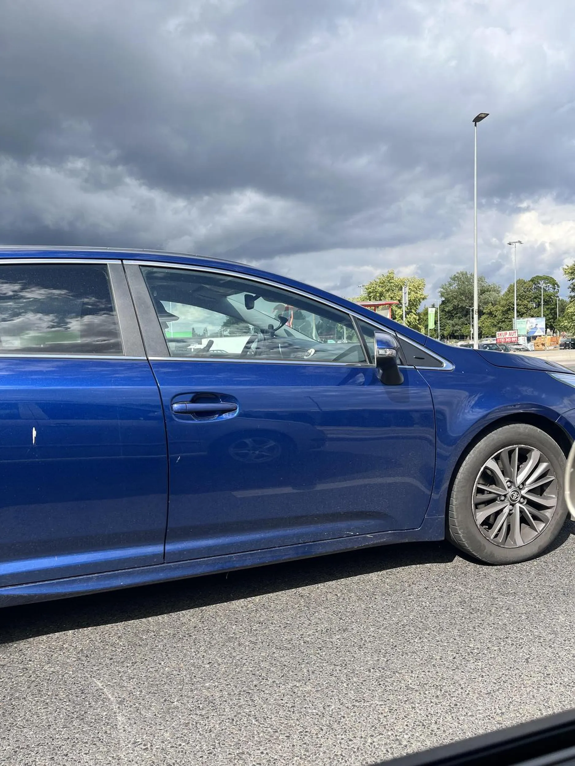 Pani, która bez kierunkowskazów gwałtownie zmienia pasy, nie potrafi poprawnie zjechać z ronda, zajeżdża innym drogę. Hamuje nagle przed maską, a potem okazuje się, że całą drogę patrzy w telefon. Jeśli następnym razem znów gwałtownie zahamuje Pani przed moim autem — nie zamierzam  unikać kolizji, tylko wjadę prosto w tył Pani samochodu.