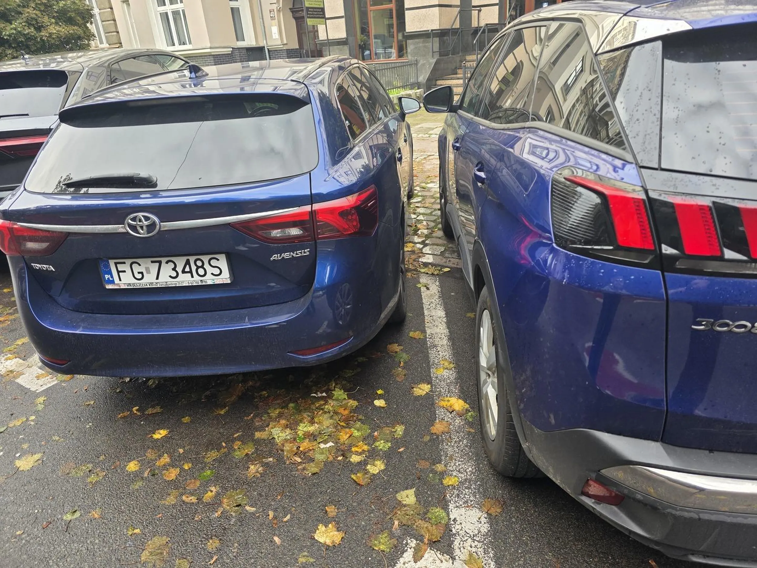 Pani zaparkowal kolo mnie tak blisko ze nie bylo opcji zeby wejsc do auta, do tego prosząc zeby na chwilę odjechała ta poszła sobie mówiąc ze jej sie spieszy