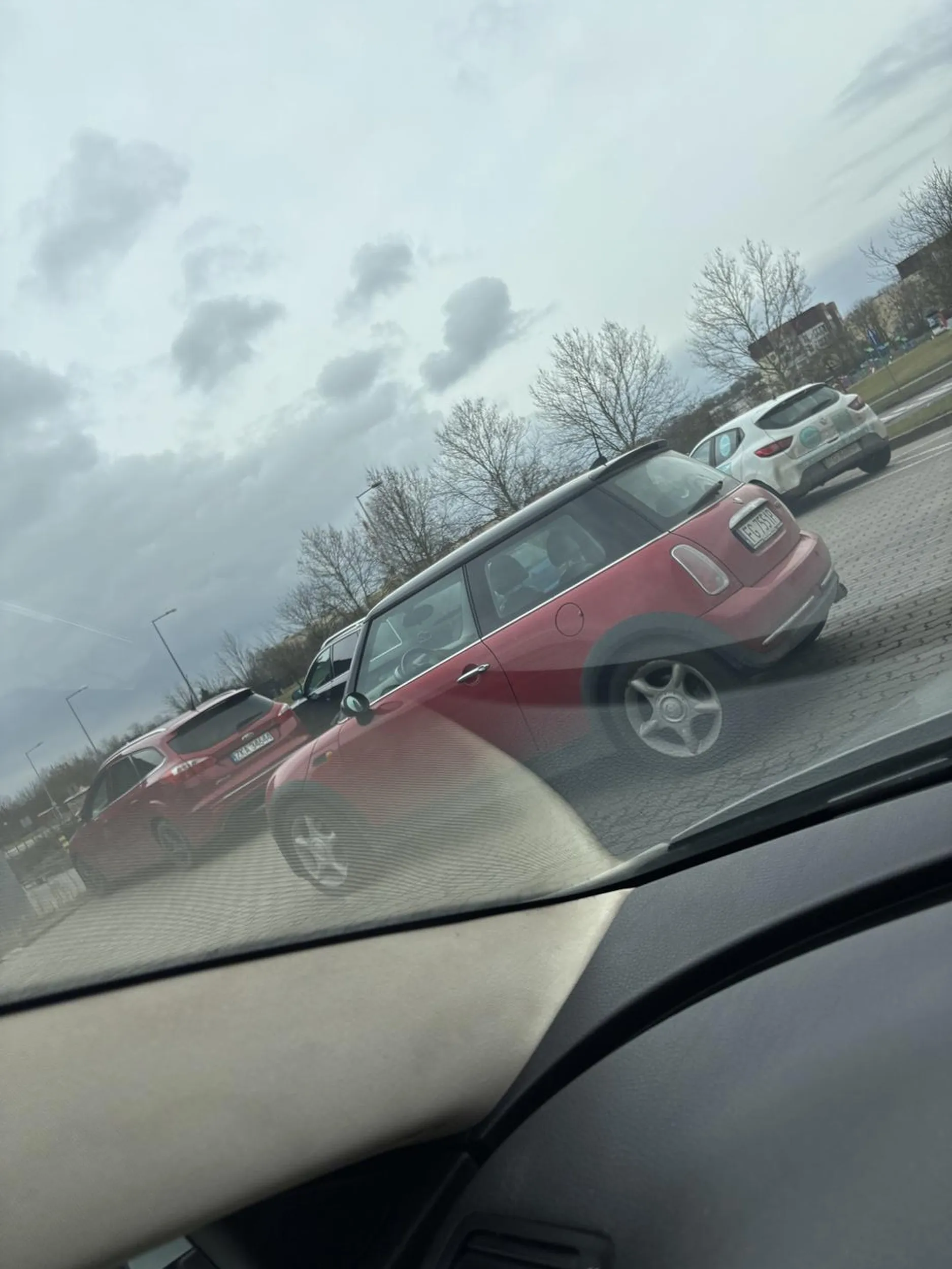 Mistrz parkowania stoi na środku i zastawia innych