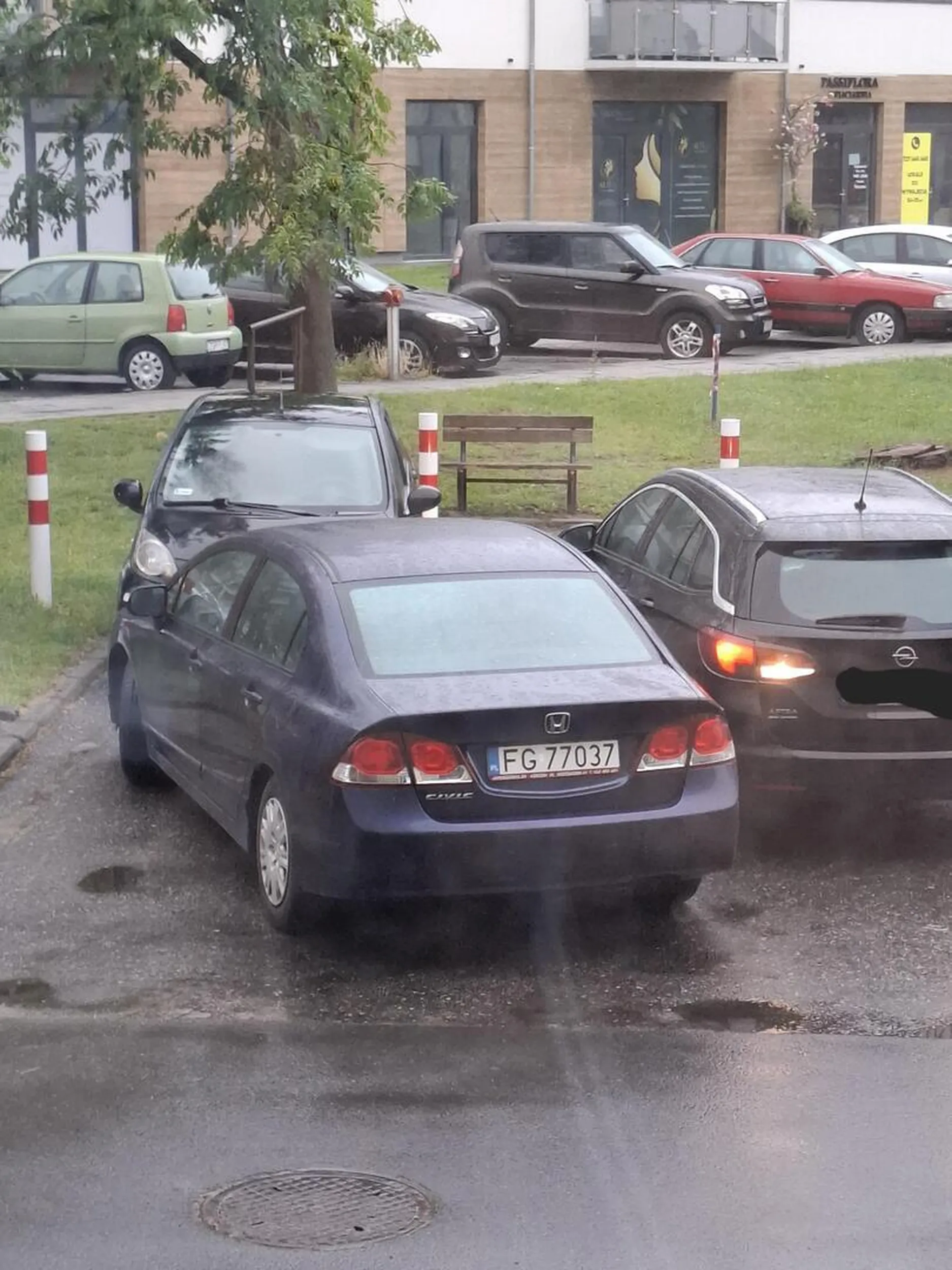 Kolejny myślący inaczej pseudo kierowca zastawiający innej pojazdy na parkingu uniemozliwiajac wyjazd