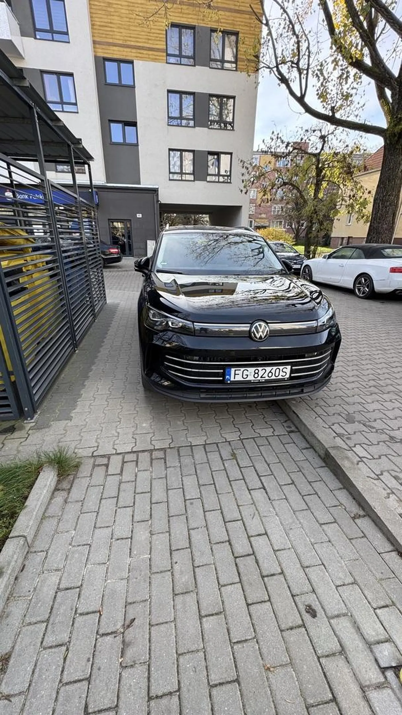 Cały chodnik zajęty, można ? Można, zero poszanowania ludzi i infrastruktury.