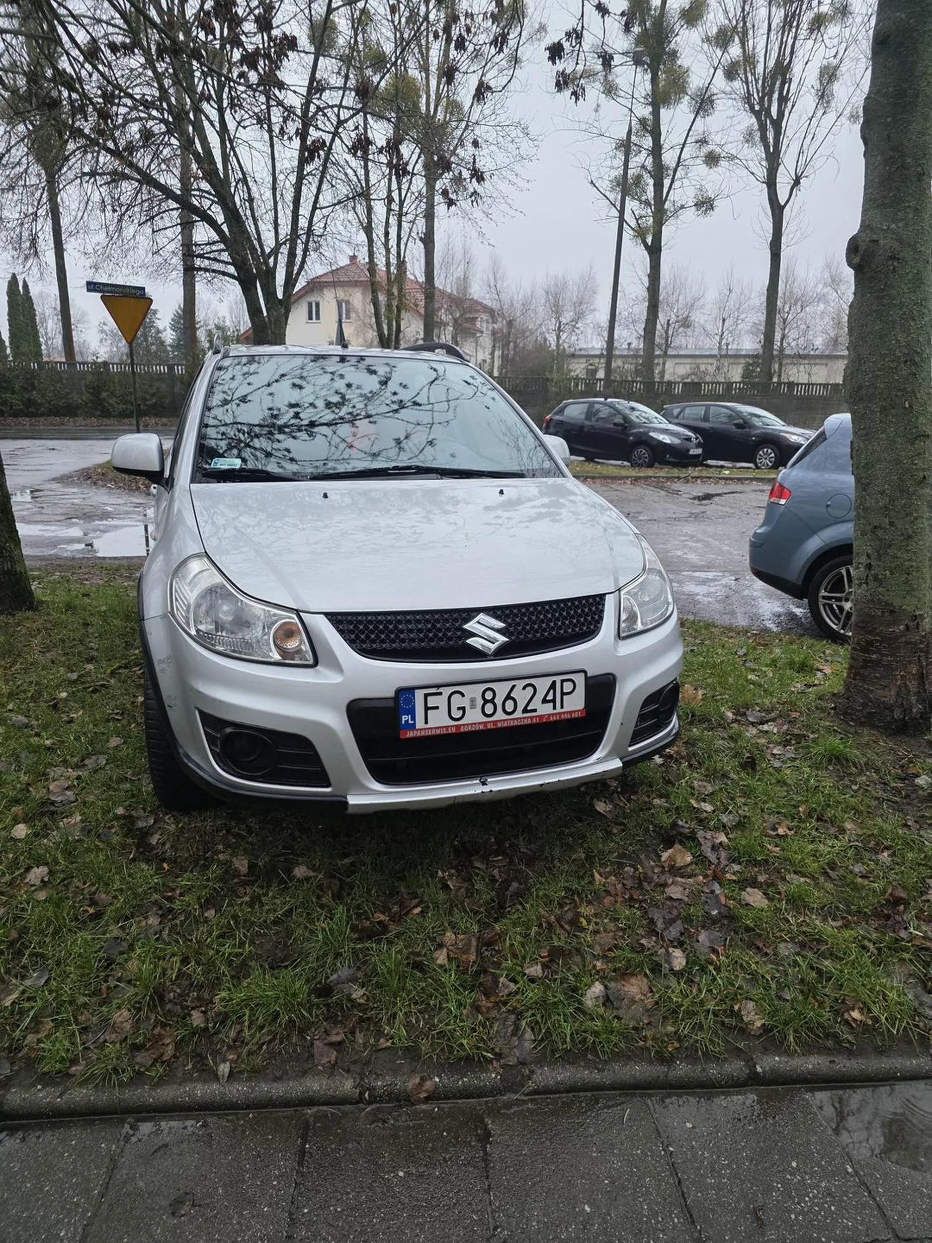 Dla niego trawnik, skwer, rabatka z kwiatkami – to wszystko jest po prostu niezagospodarowanym MIEJSCEM PARKINGOWYM. Niechlujne, zielone, marnujące cenną miejską przestrzeń, którą można by przecież sensownie ubłocić.