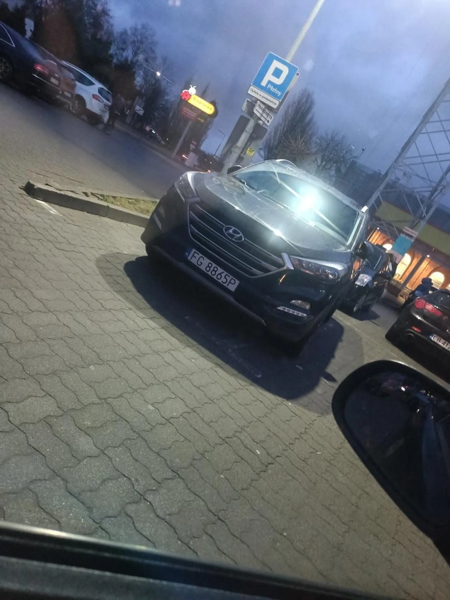 Parkuje tragicznie, niestety musiałam wsiadać od strony pasażera. Nie pozdrawiam