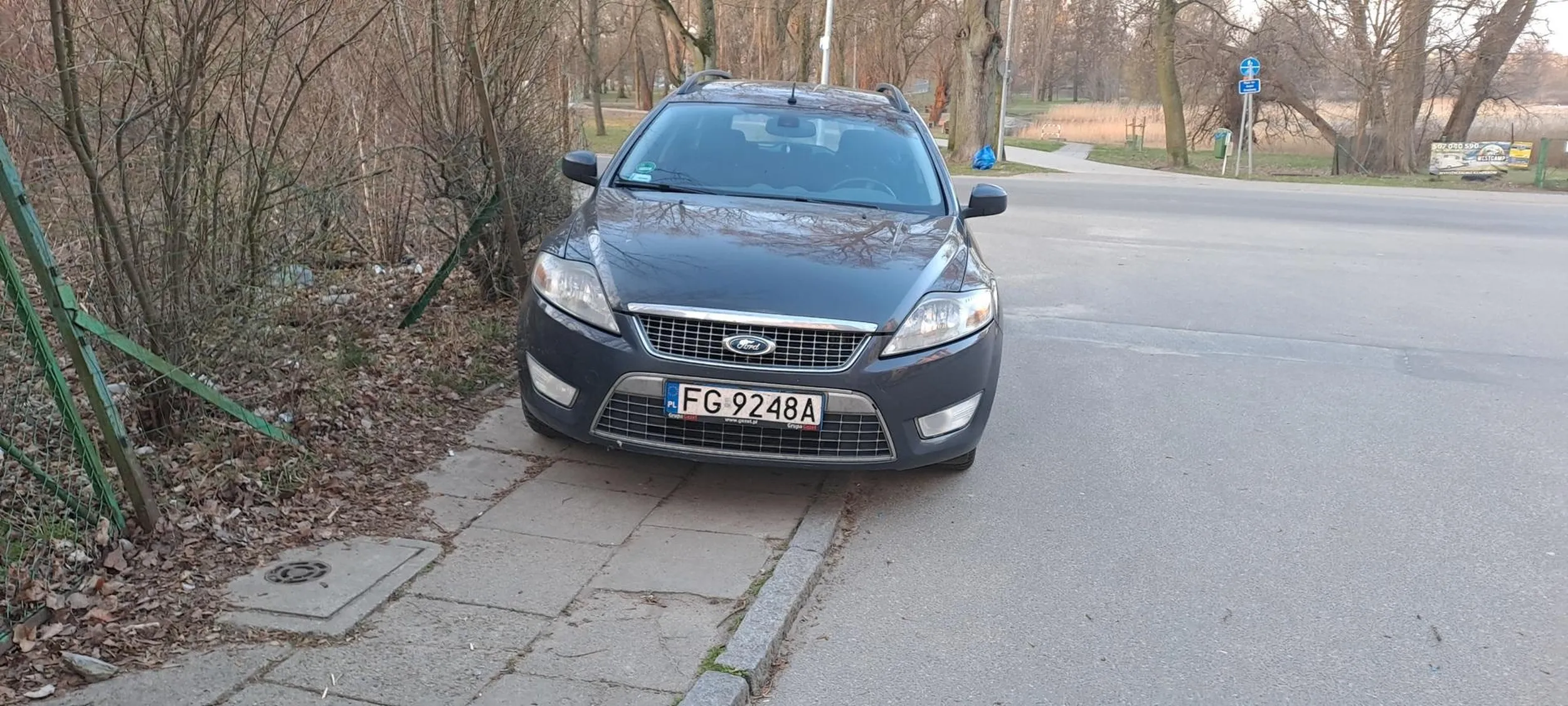 Czy ty się dobrze czujesz?? 50m dalej jest miejski bezpłatny parking z wolnymi miejscami.