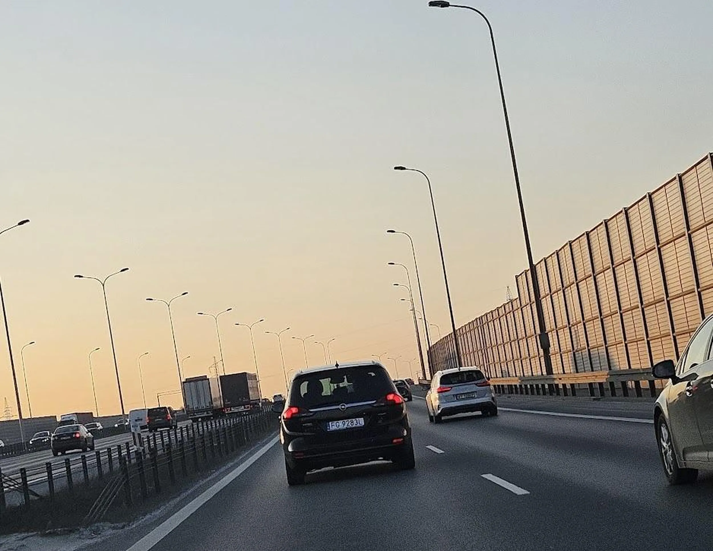 Patrz w lusterka, zanim wymusisz pierwszeństwo... wyjeżdżając chamsko na lewy pas.