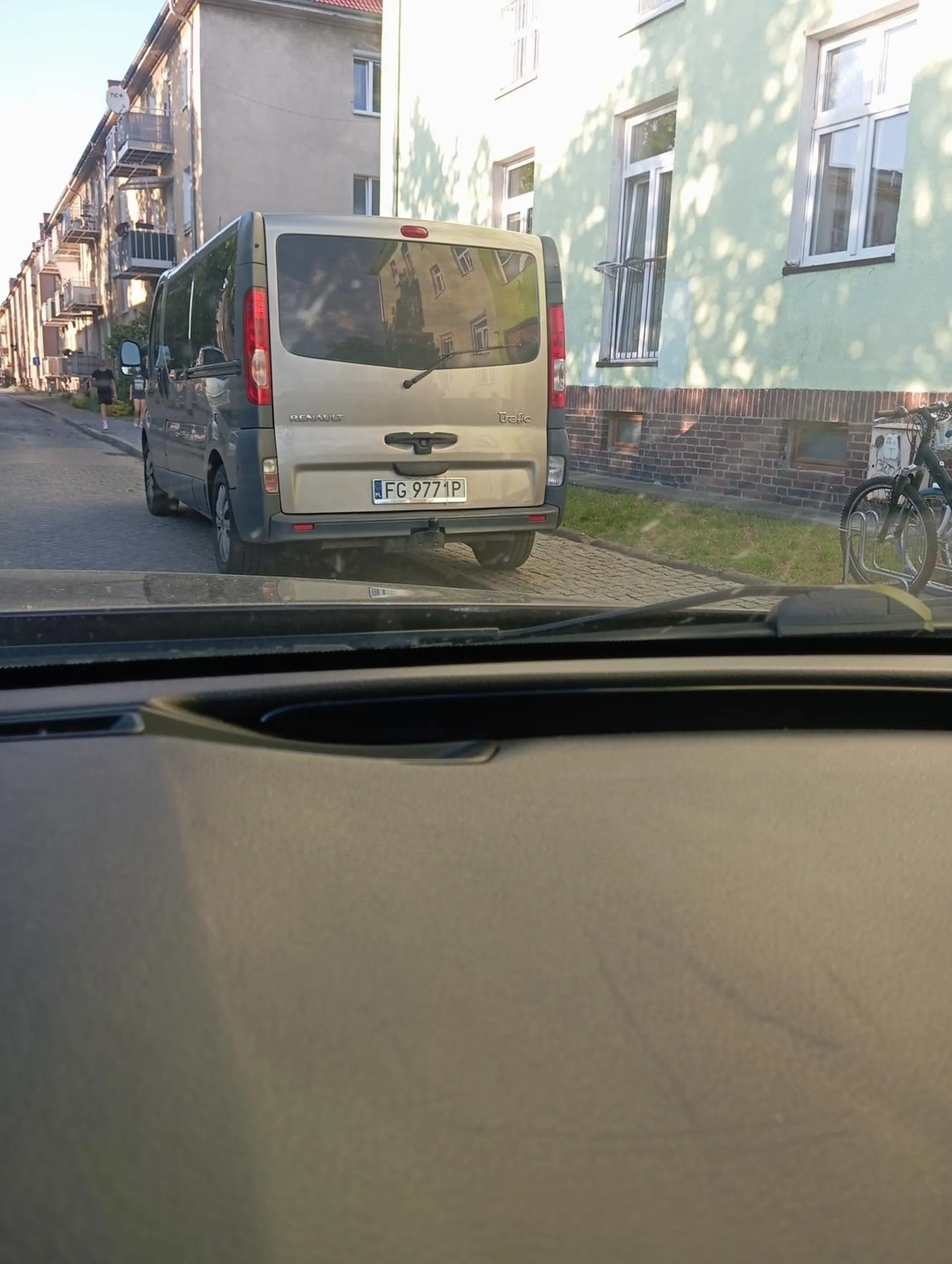 Nie pozdrawiam nie umie parkować Zastawia przejazd i chodnik