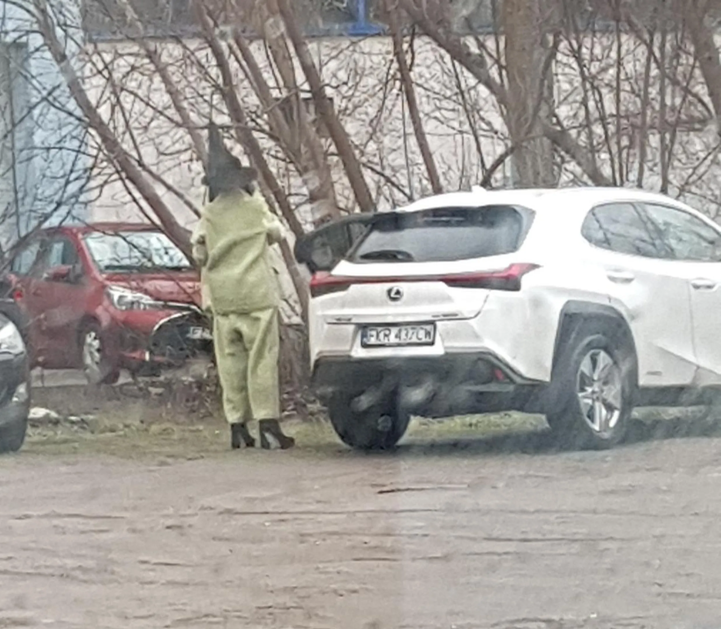 Ten strój tłumaczy zachowanie na drodze. Istny teatr ? Mam wątpliwość czy te buty są odpowiednie do wieku właścicielki 60+, ale z pewnością nie nadają się do jazdy. Koszmar jechać za tobą kobieto !