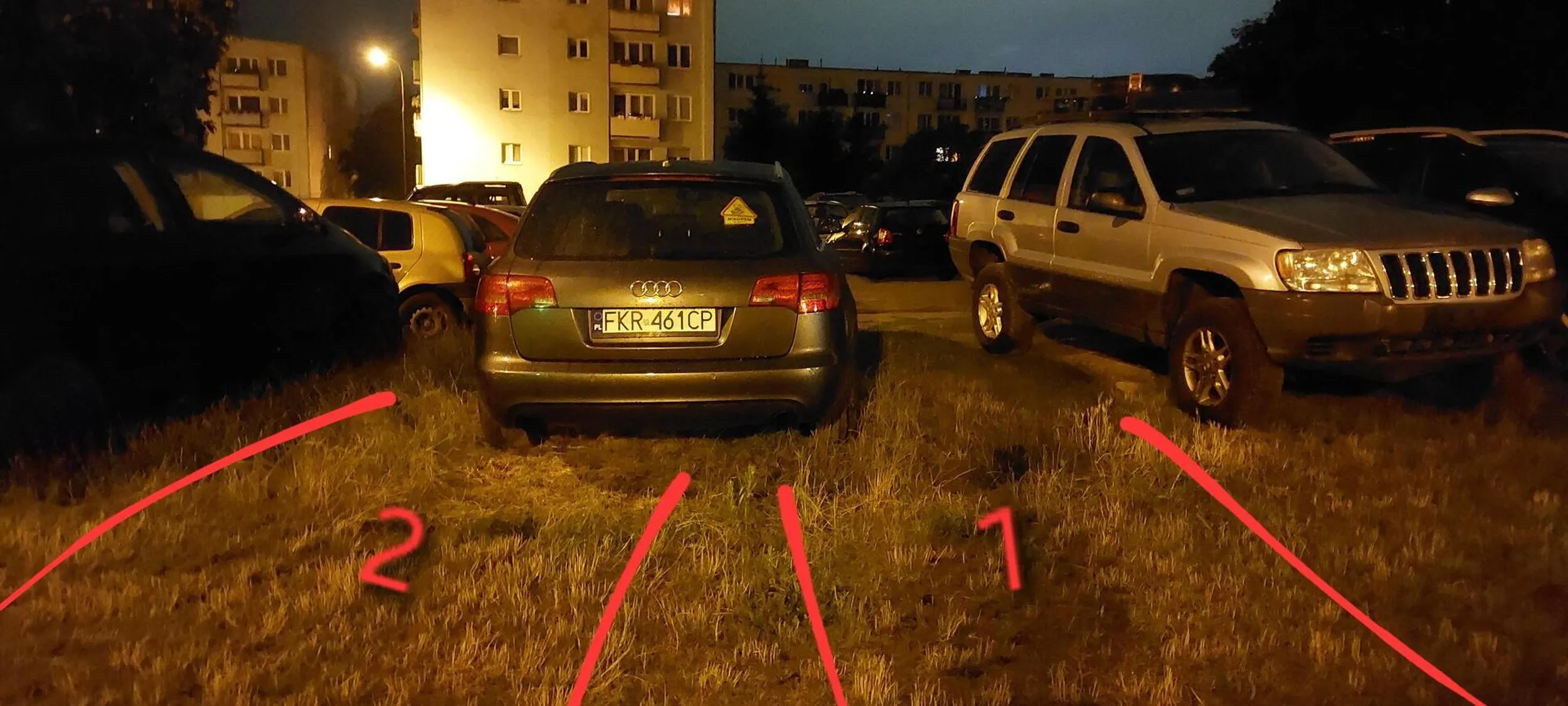 moze i nie ma zakreslonego parkingu ale nie zwalnia tu tego kierowcę od myslenia, naucz się parkowac, zajęłaś 2 miejsca, gdzie mogą nawet 3 auta na spokojnie wyjechać z parkingu, jak zwykle piąte zero za kierownicą.