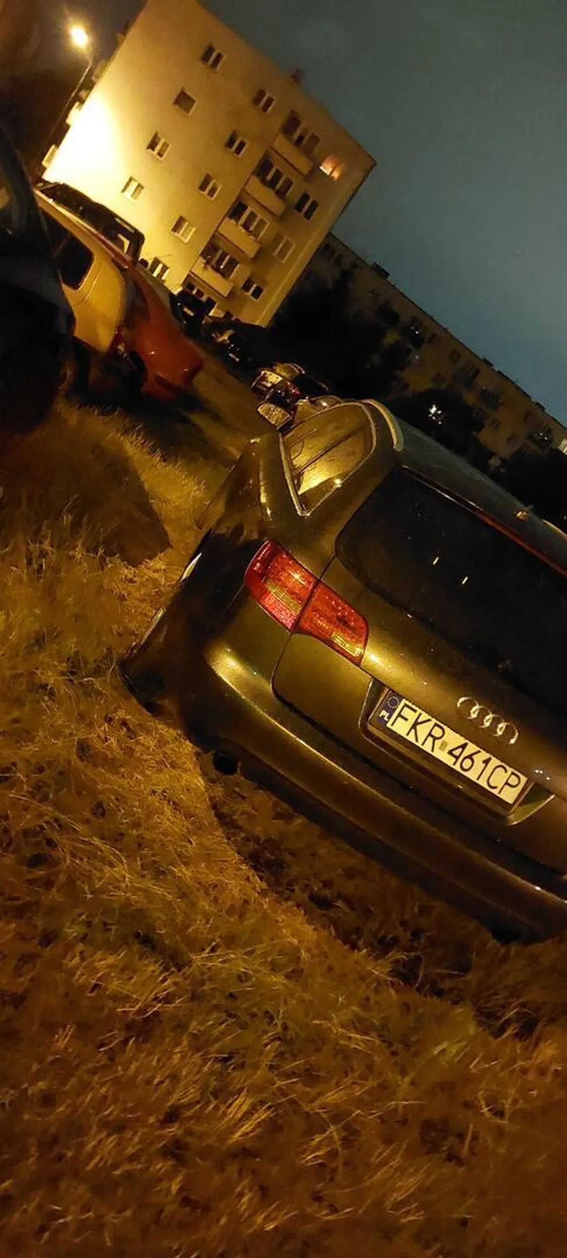 moze i nie ma zakreslonego parkingu ale nie zwalnia tu tego kierowcę od myslenia, naucz się parkowac, zajęłaś 2 miejsca, gdzie mogą nawet 3 auta na spokojnie wyjechać z parkingu, jak zwykle piąte zero za kierownicą.