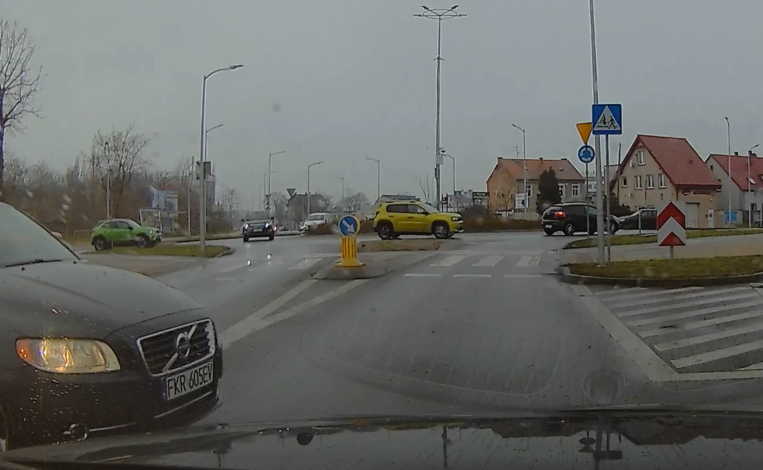 Rozumiem ze chcesz aby te rondo bylo wieksze moze kiedys bedzie ,ja zglaszac ciebie nigdzie nie bede ale tam sa kamery na rondzie a ten manewr byl zacny dwie ciagle wymuszenie ehh Wesolych Swiat choc duzo nie braklo abys to zepsul