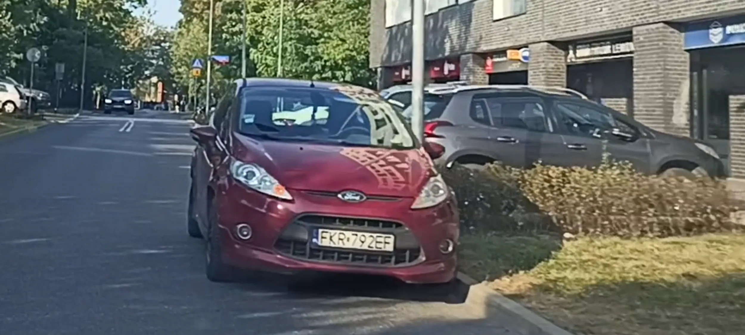 Wrak po wypadku stoi porzucony na ulicy z zakazem zatrzymywania się i postoju w Warszawie