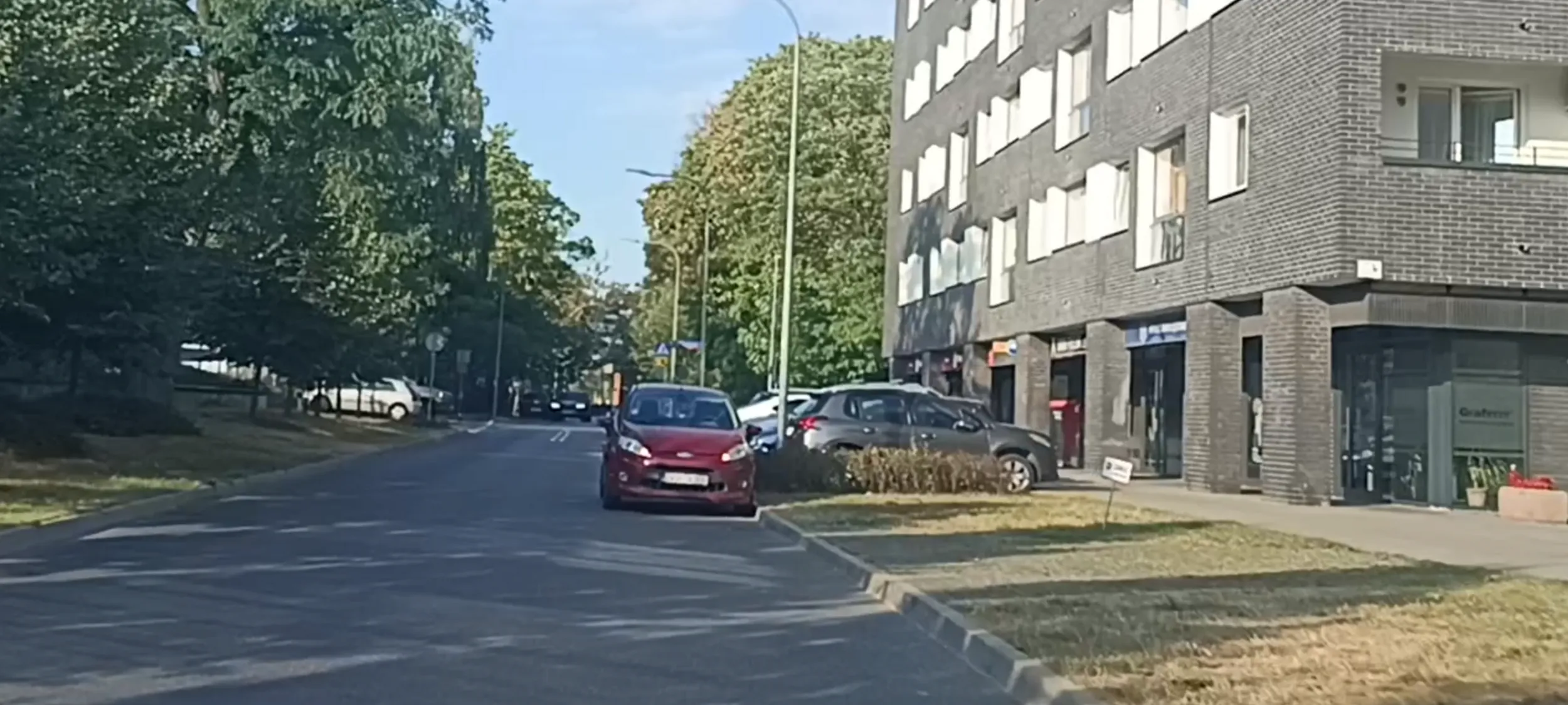 Wrak po wypadku stoi porzucony na ulicy z zakazem zatrzymywania się i postoju w Warszawie