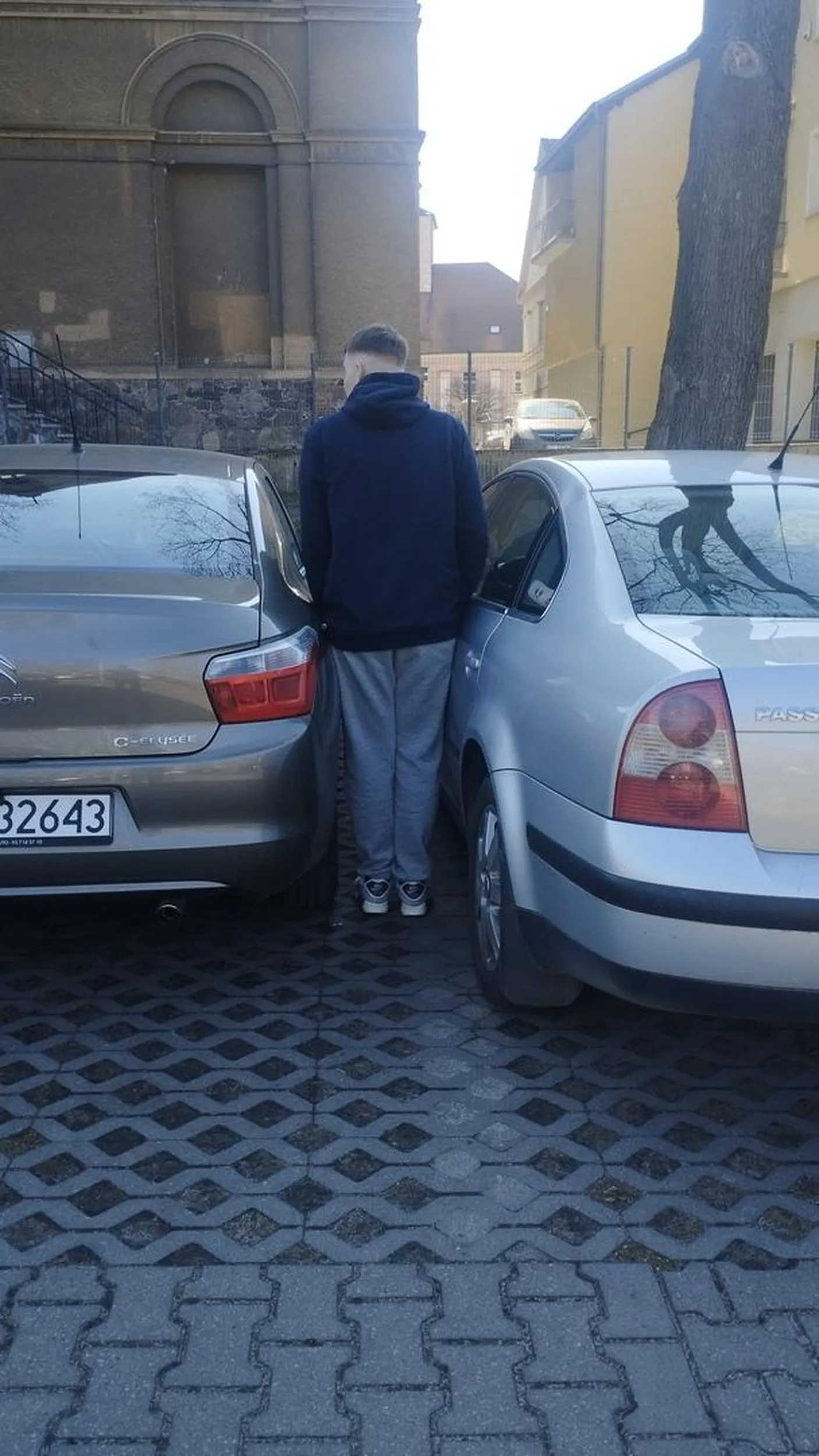 Zaparkował tak że nie mogłem wejść do mojego pojazdu musiałem z drugiej strony wchodzić