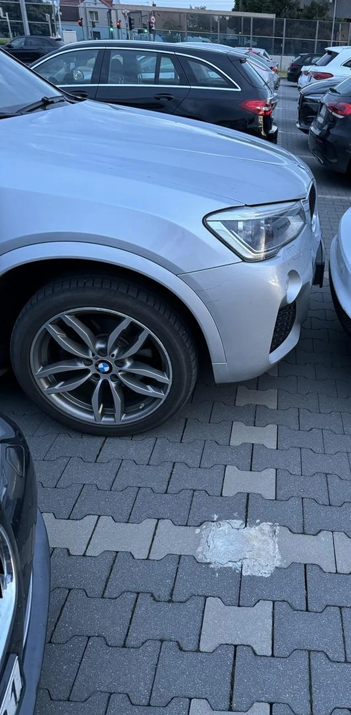 Zrobiłem sobie miejsce na dostęp do bagażnika to ci ciec zaparkuje prawie w bagażniku