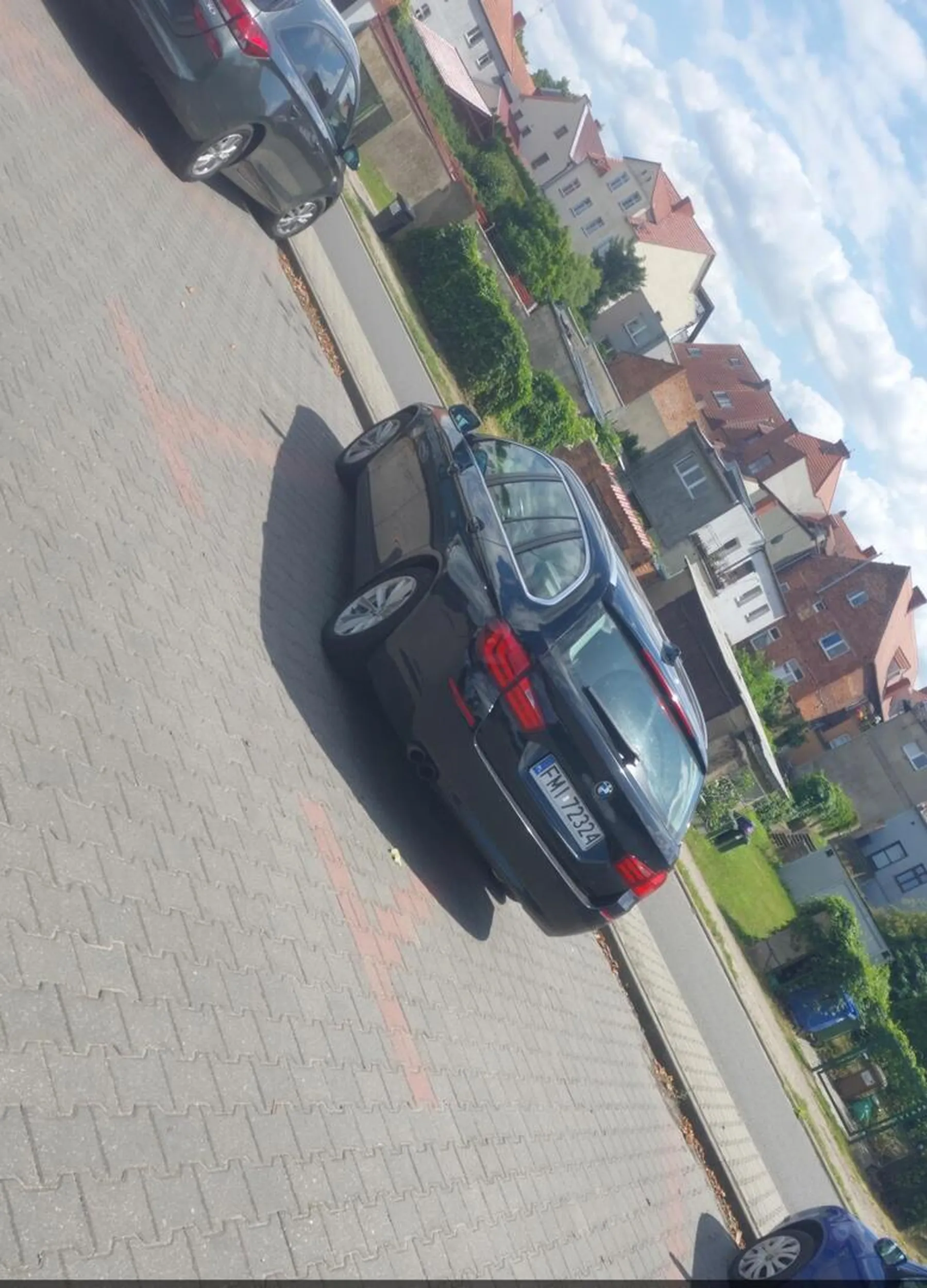 Nie ma to jak zastawić 3 miejsca parkingowe jednym autem osobowym.