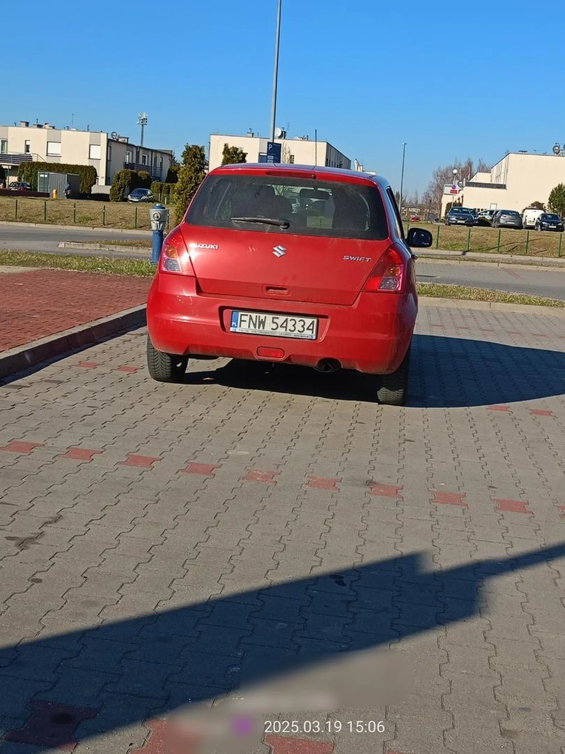 Zaparkował Suzuki Swift na dwóch miejscach parkingowych pod Brico Marche w Wolsztynie  Naucz się parkować !!!!!