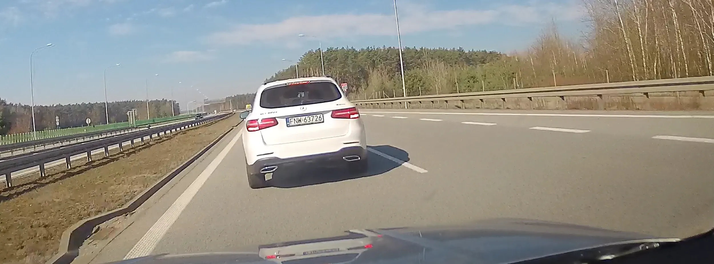 Pan szeryf bez narządu rozumowego wjeżdża od razu z pasa przyłączającego na lewy bez patrzenia w lusterka. Po upomnieniu długim światłem jeszcze hamuje przed maską. Na drodze ekspresowej nie dosyć że z prędkością 70 km/h się wrzuca na lewy to jeszcze hamuje na lewym do prędkości około 30-40. Mistrz duma pękająca guma w Mercedesie stwarza zagrożenie na drodze ekspresowej S3.