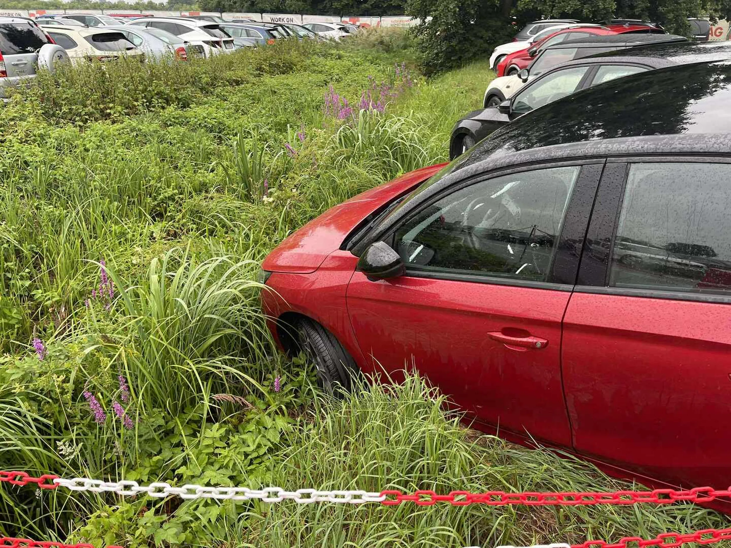 Auto ci się sturlało do rowu mordeczko. PS parkuj w wyznaczonych miejscach ;)