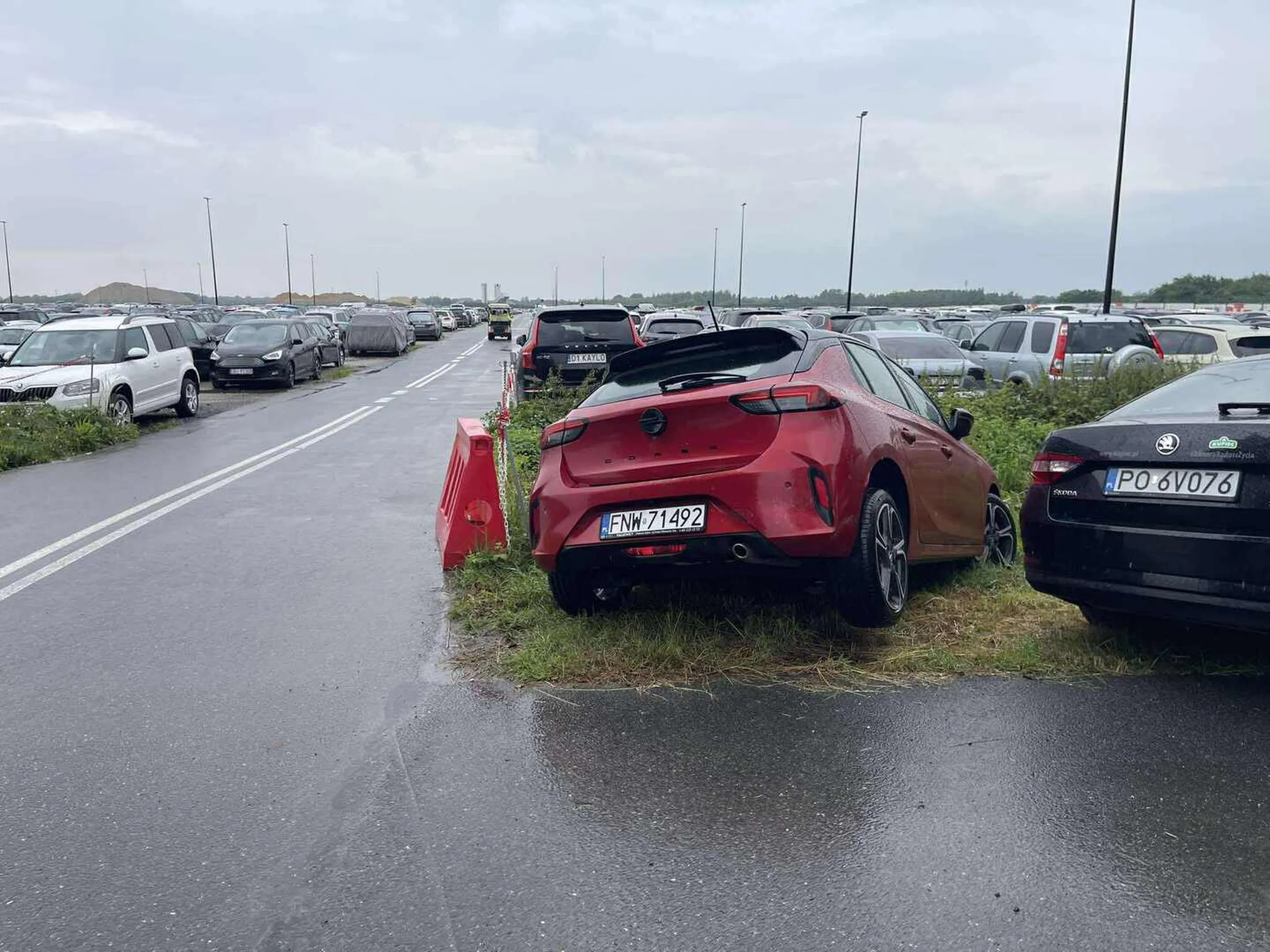 Auto ci się sturlało do rowu mordeczko. PS parkuj w wyznaczonych miejscach ;)