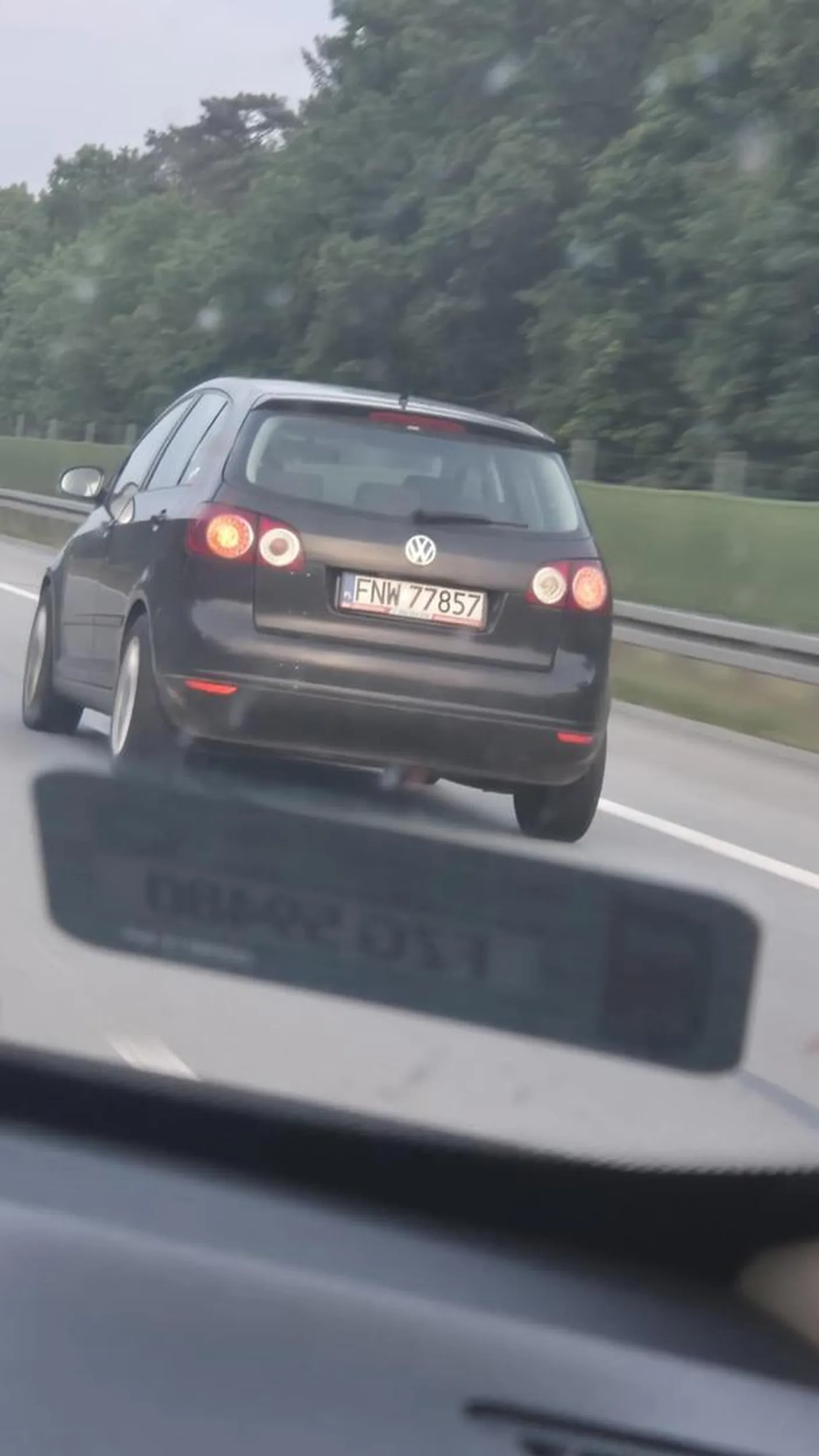 Uważać na dzieciaka w Golfie Stwarza niebezpieczeństwo na drodze, cwaniakuje, podjeżdża pod zderzak Na S3 wyprzedza prawym pasem przy 200km/h ledwo unikając wypadku Przestrzegam !!!!!