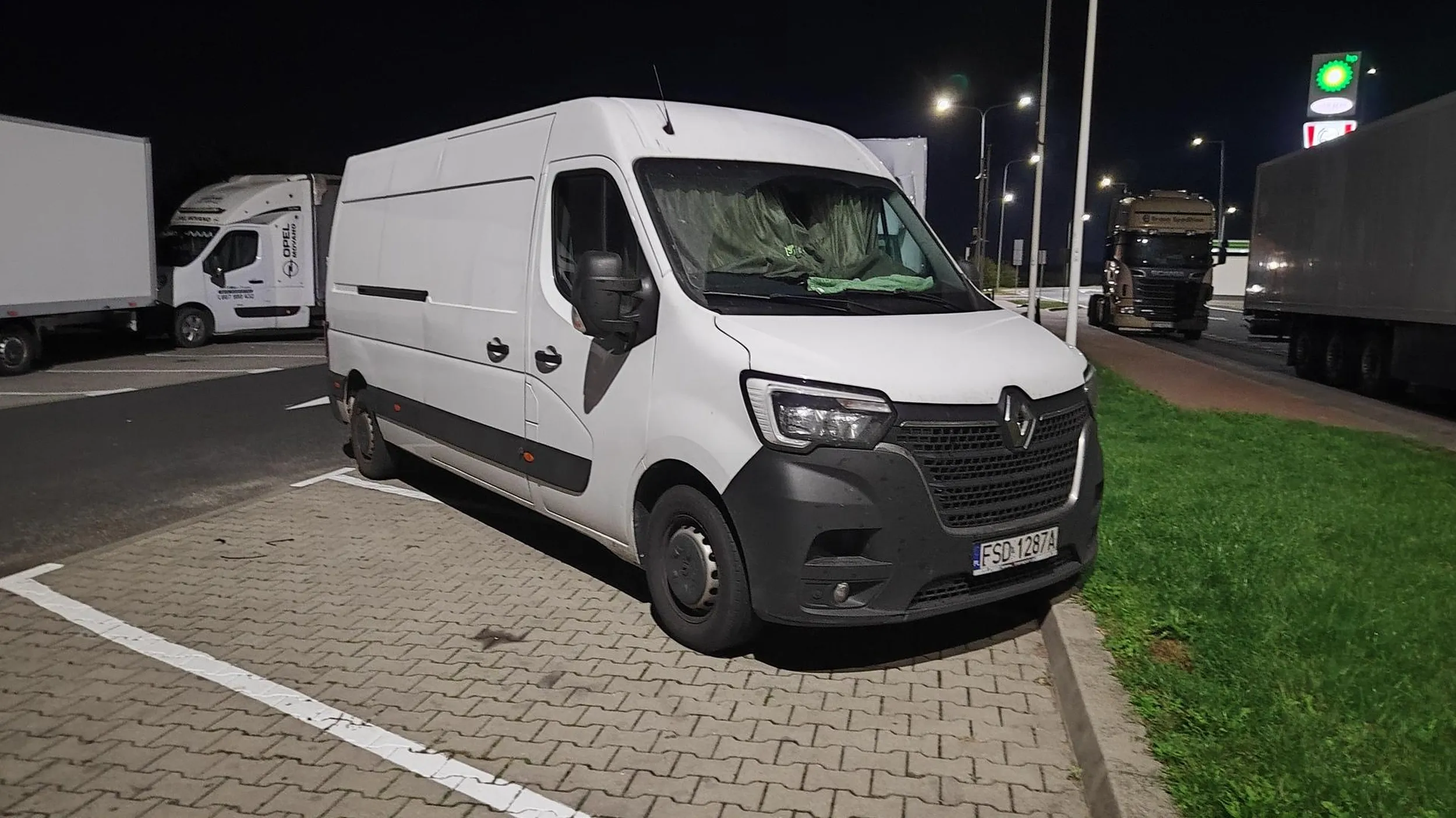 Kierowca nie potrafi spokojnie przejść obok — od razu musi warknąć na wszystkich i robić uwagi.