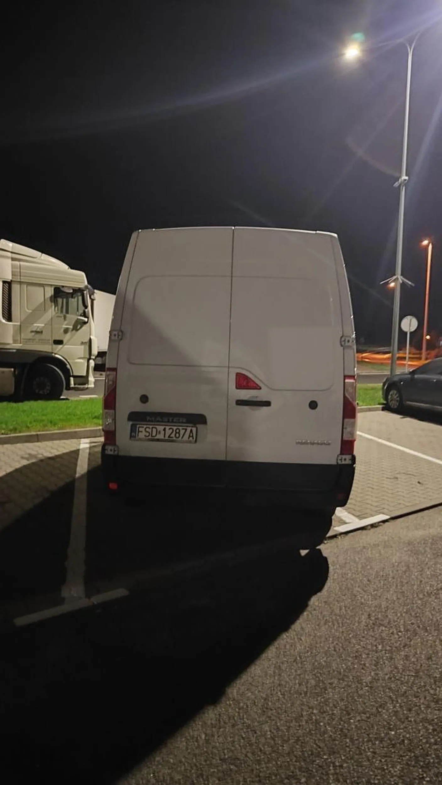 Kierowca nie potrafi spokojnie przejść obok — od razu musi warknąć na wszystkich i robić uwagi.