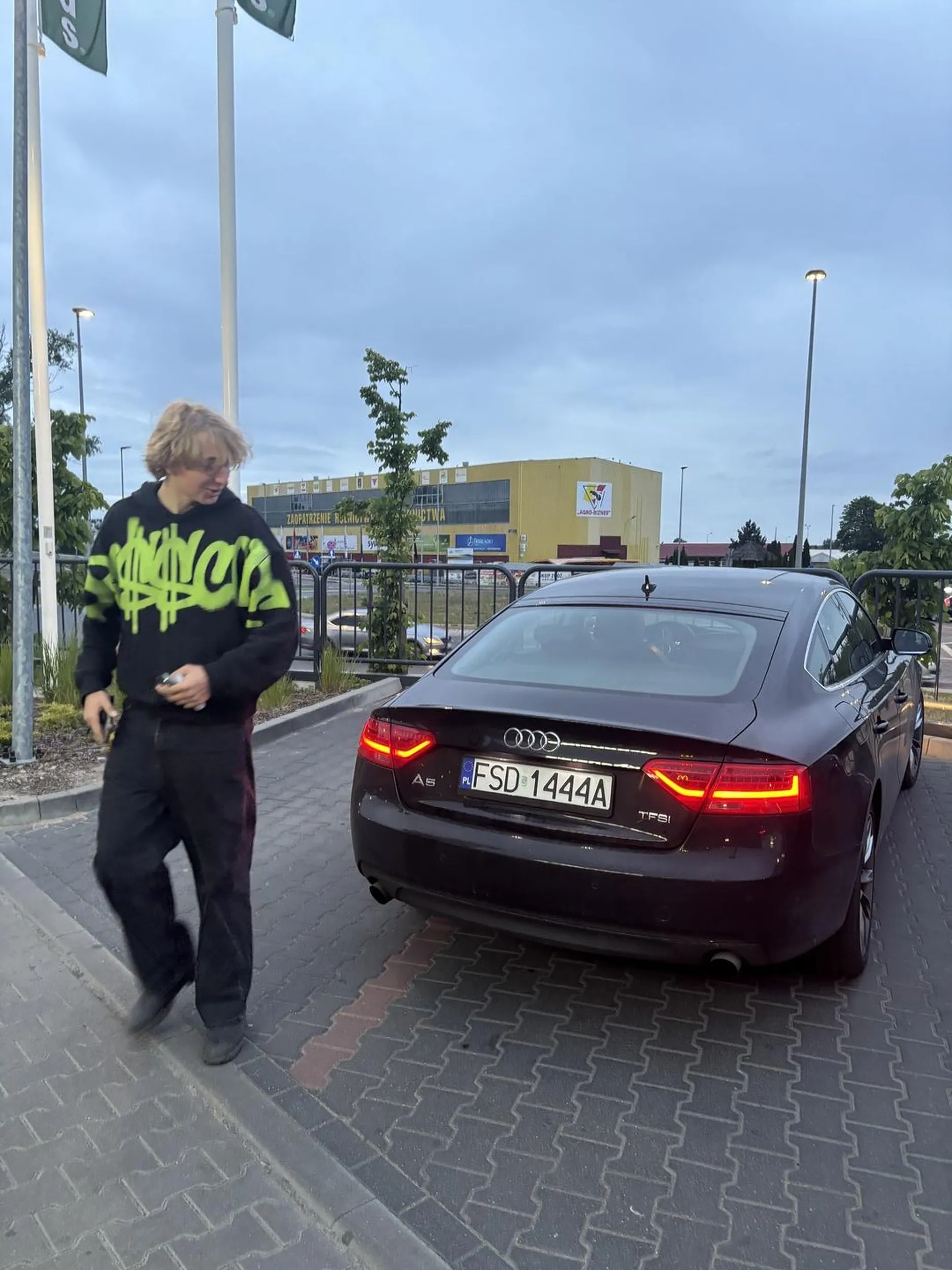 Kierowca wygrał prawko w chipsach. Nie umie parkować. Nie pozdrawiam.