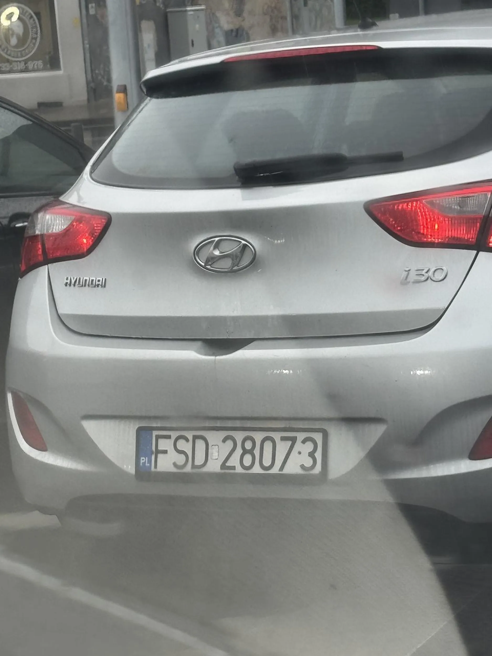 Kierowca siedzi na dupie i specjalnie hamuje ruch