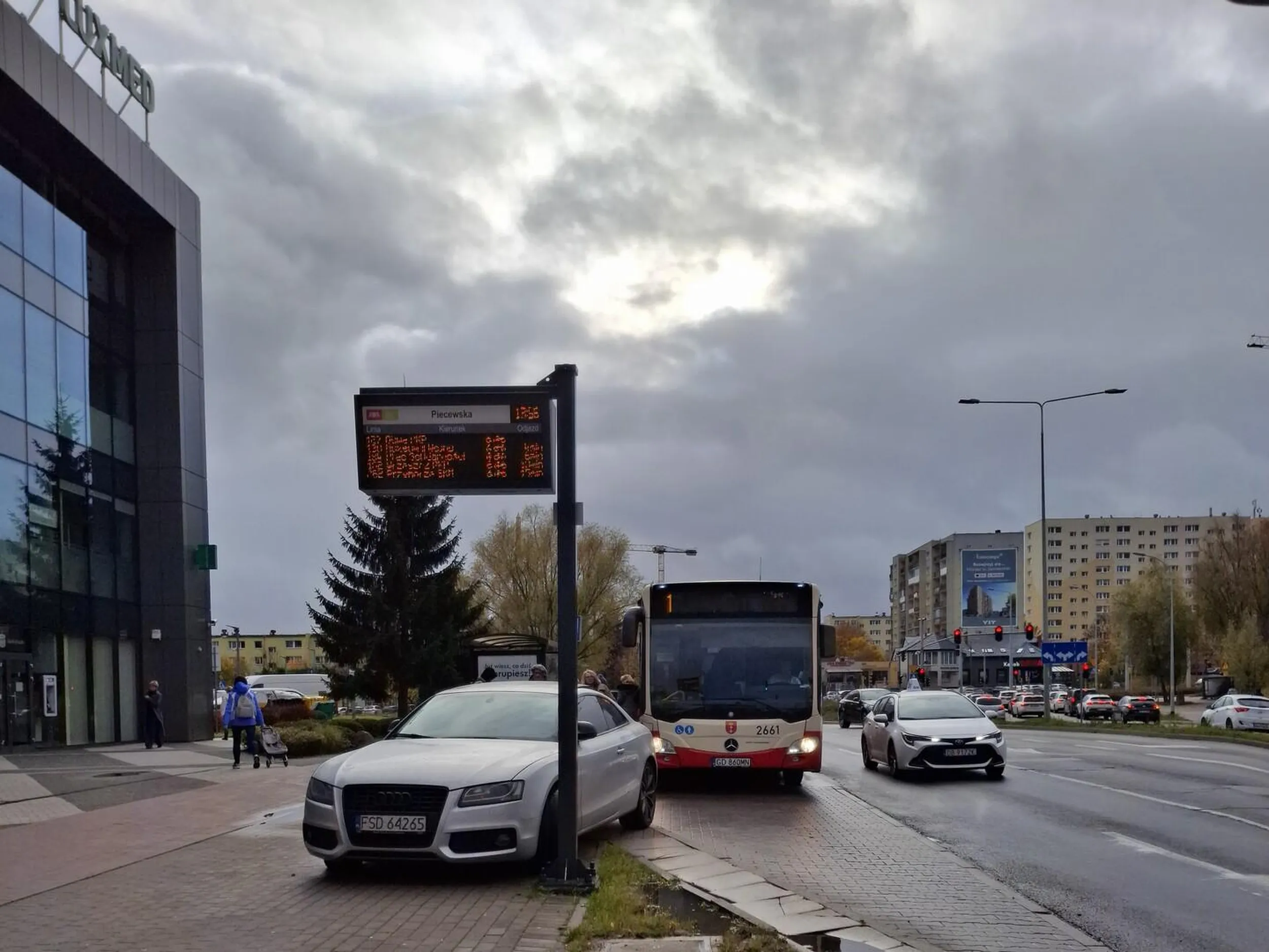 Gdańsk.  Kierująca tym kur-wozem na grzeczną uwagę, że tu się nie parkuje, ustami jak glonojad orzekła, że ONA może tu parkować. Nie wiem, czym się zajmuje, ale kazała mi dupę sobie tymi zdjęciami podetrzeć. Może to jakaś higienistka, a może w inny sposób zajmuje się starszymi panami. Nie wiem. Ja do utrzymania higieny stosuję inne środki, ale jeśli ktoś z was ma potrzebę sobie nią coś podetrzeć, to śmiało. Bierzcie i korzystajcie.