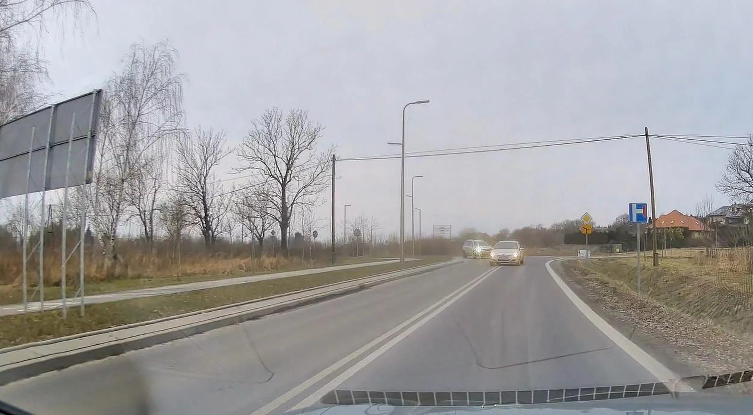 Uwaga na kierującą tym Oplem. Ewidentnie nie panuje nad autem.