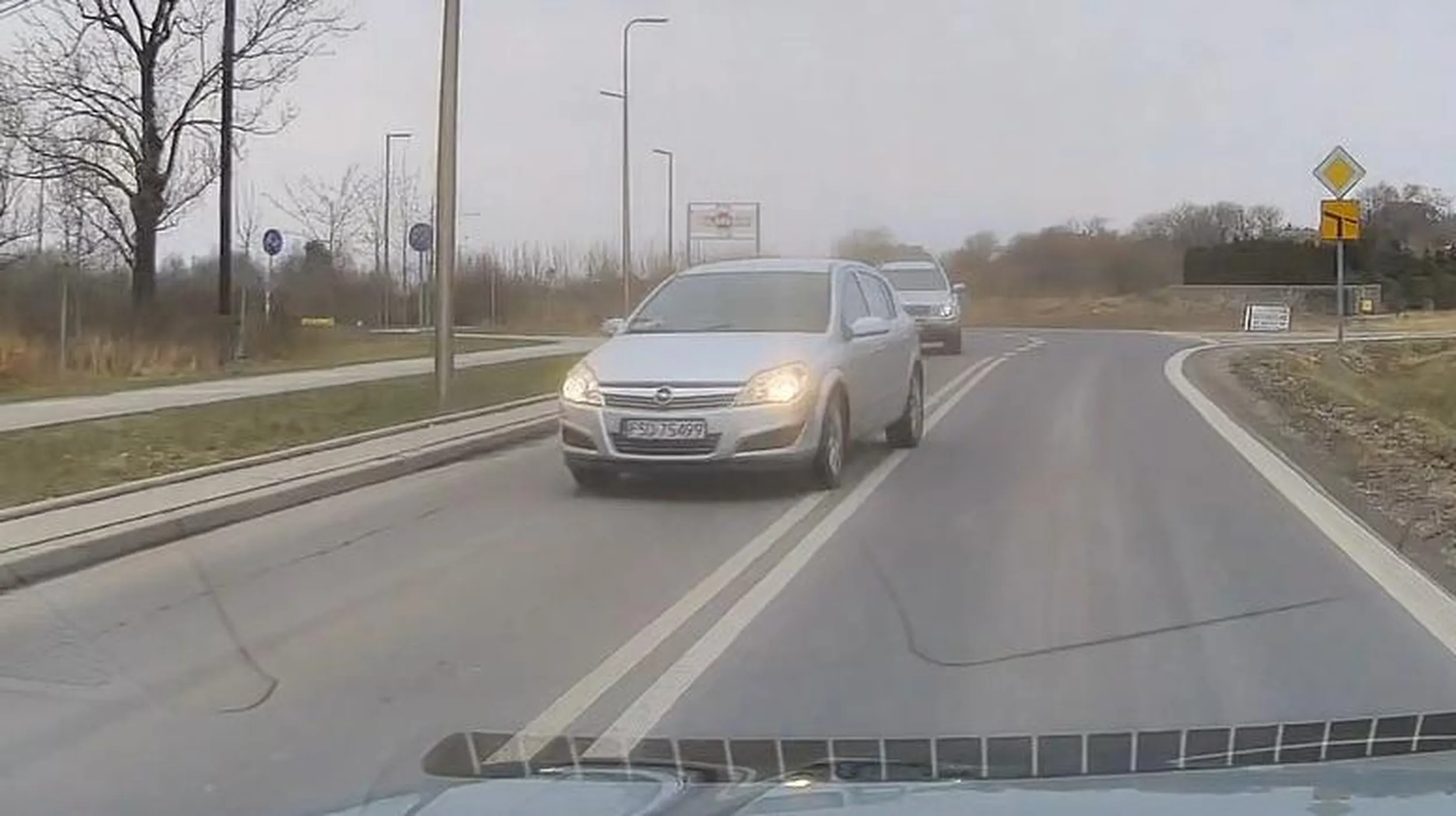 Uwaga na kierującą tym Oplem. Ewidentnie nie panuje nad autem.