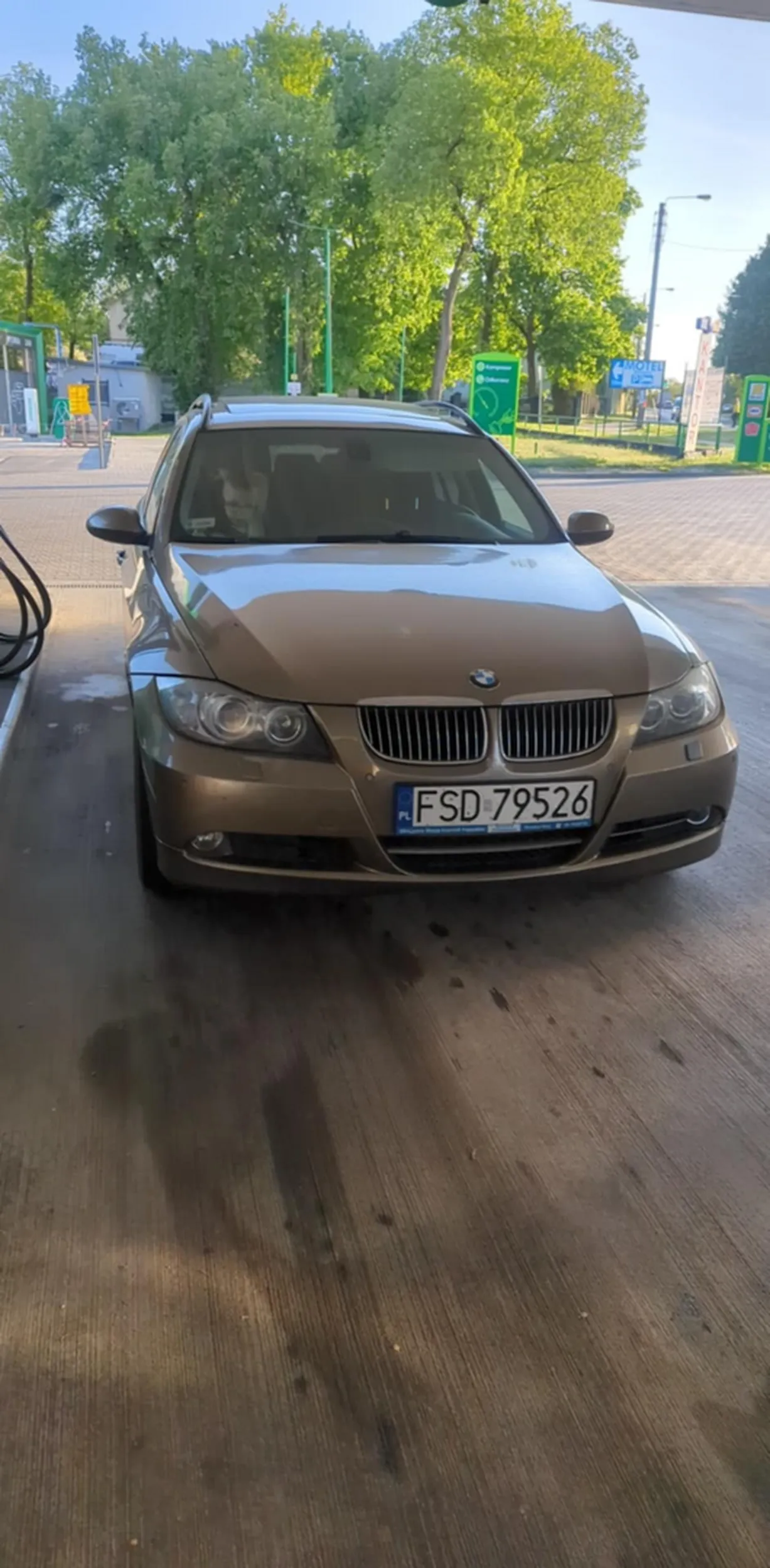 "yntelygent" poszedł zapłacić za paliwo i po jednego hit droga. Zostawił syna w aucie. Na dworze ponad 20 st. C. Dostał reprymendę. W odpowiedzi przeklinał. "Ydiota" do potęgi entej. Dziecku współczuję takiego ojca. Nie polecam kontaktu z tym człowiekiem. żal.pl ... ?