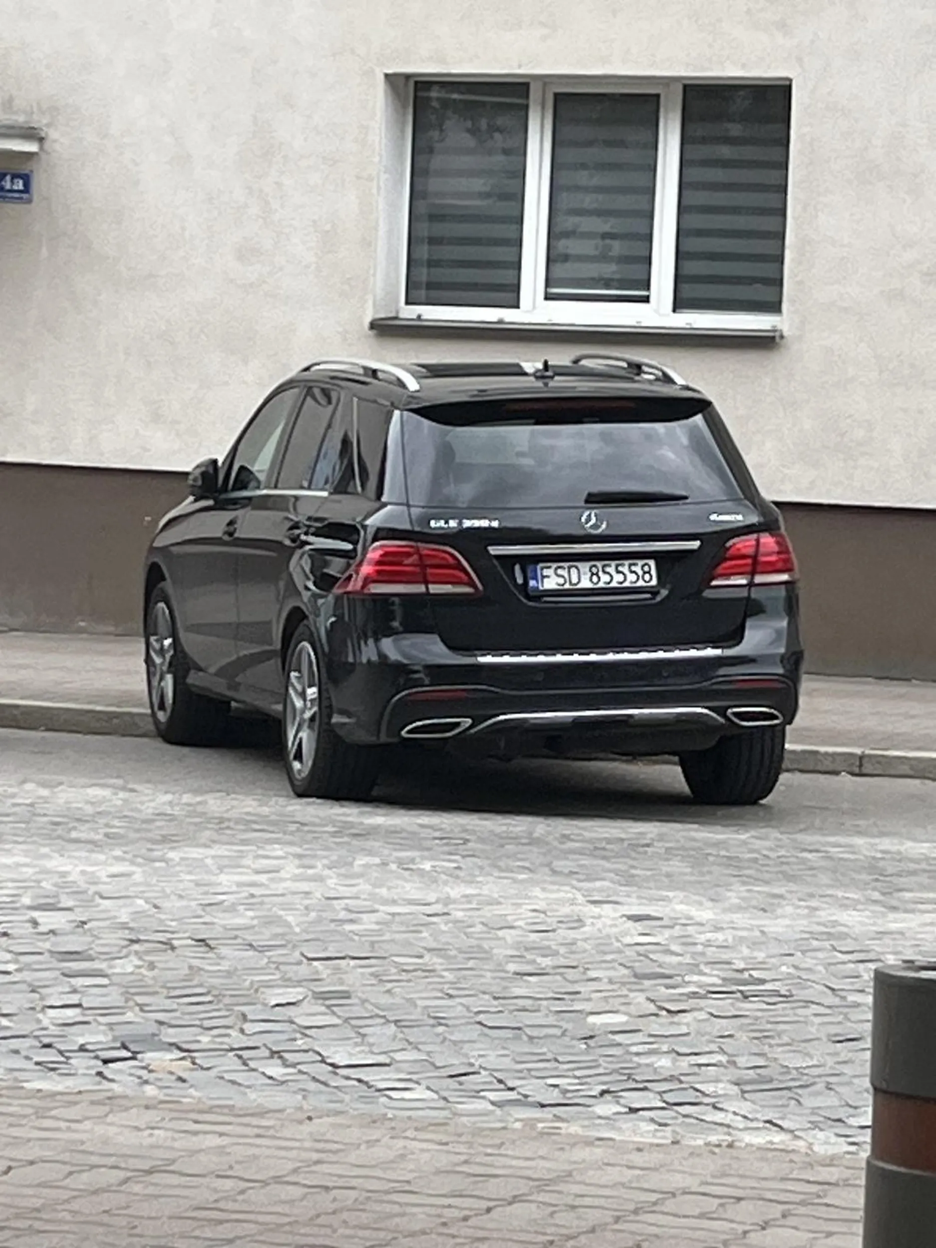 zaparkowal na polowie chodnika ludzie musza isc bokiem