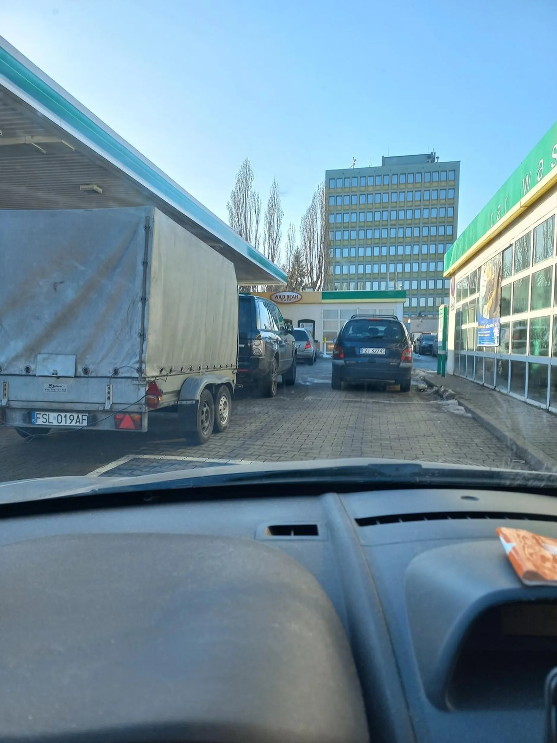 Zjeb zablokowal miejsce parking owe wraz z wujazdem z inwalidskiego