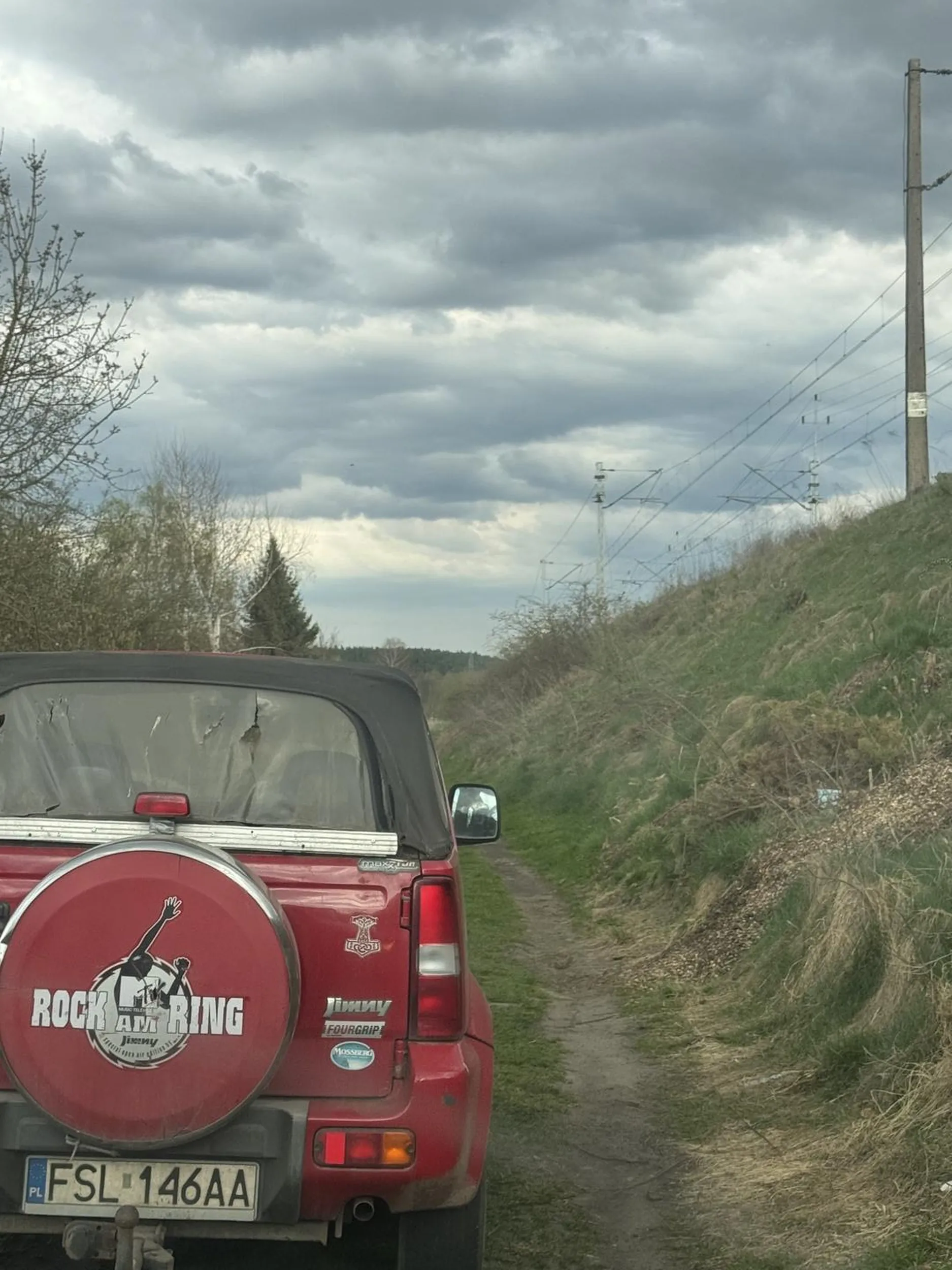 „Pan” leśniczy parkujący samochód na środku drogi, brak przejazdu. Nie pozdrawiam za taką samowolę