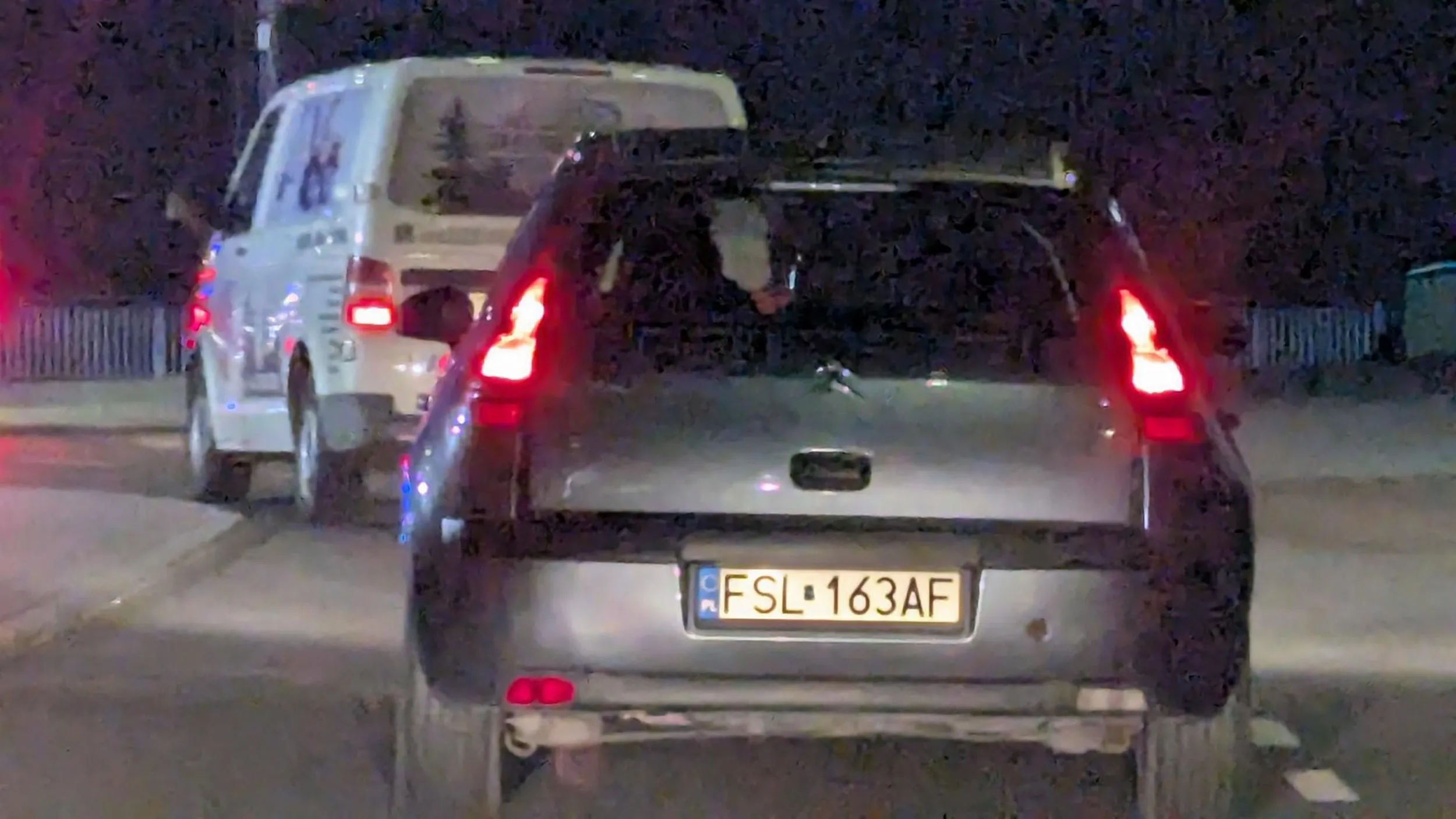 W Frankfurt Oder przed mostem obowiązuje zwężka tzw. jazda na suwak przy zjeździe z dwóch pasów na jeden. Kierowca tego auta nie umie. Tak samo ograniczenie na 30 km / 1h. Ten jechał prawie 50 km / 1 h. Ewidentnie wygrał prawo jazdy w czipsach ?